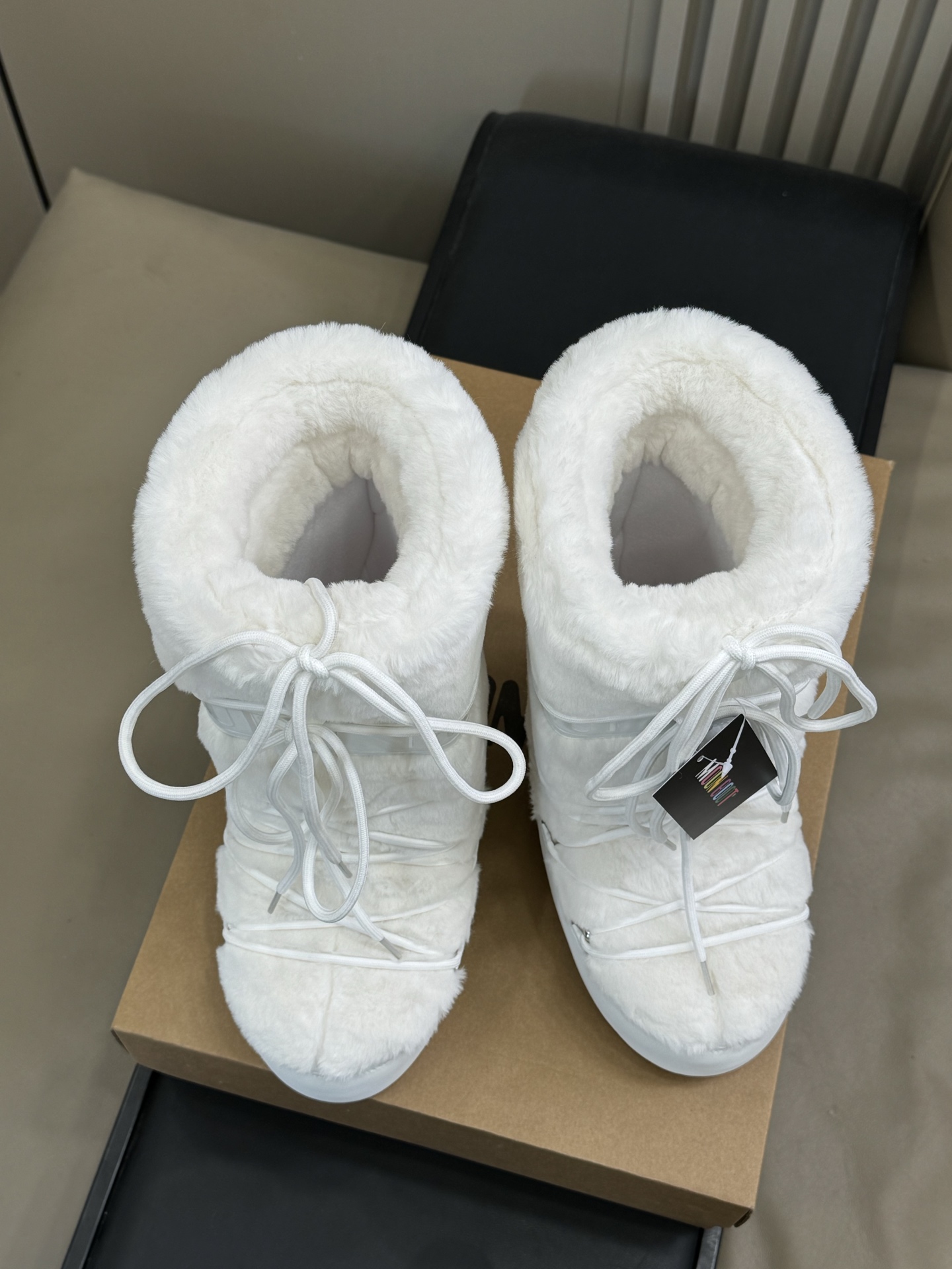 Moonboot这月亮雪地靴很出圈吗？去年这靴子看到好多辣妹子在穿搭配都是1.7的即视感！巨显腿长那种！