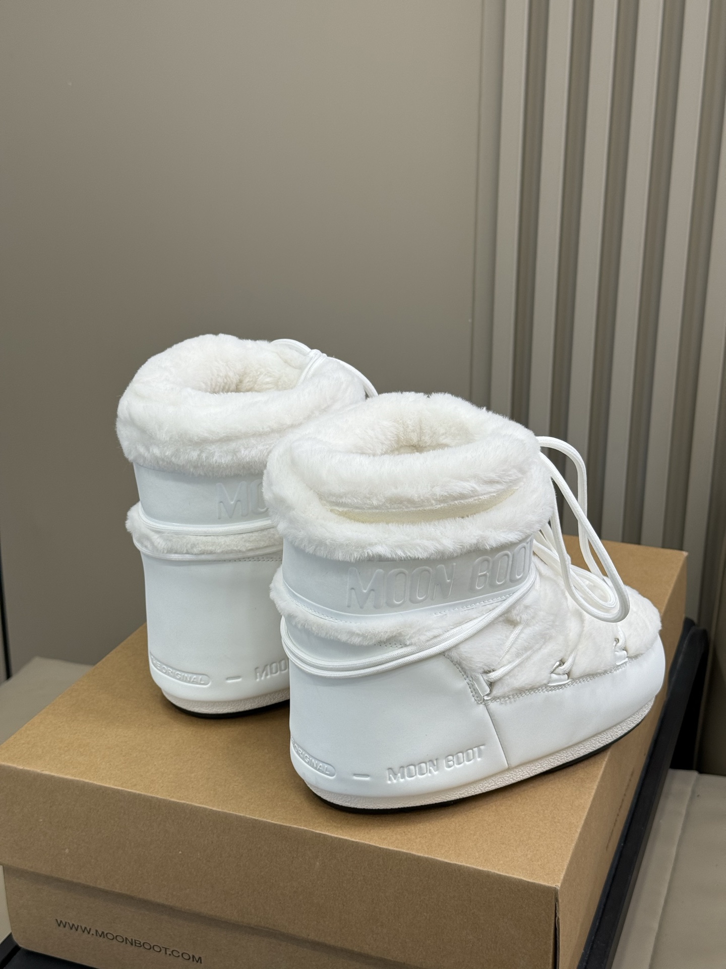 Moonboot这月亮雪地靴很出圈吗？去年这靴子看到好多辣妹子在穿搭配都是1.7的即视感！巨显腿长那种！