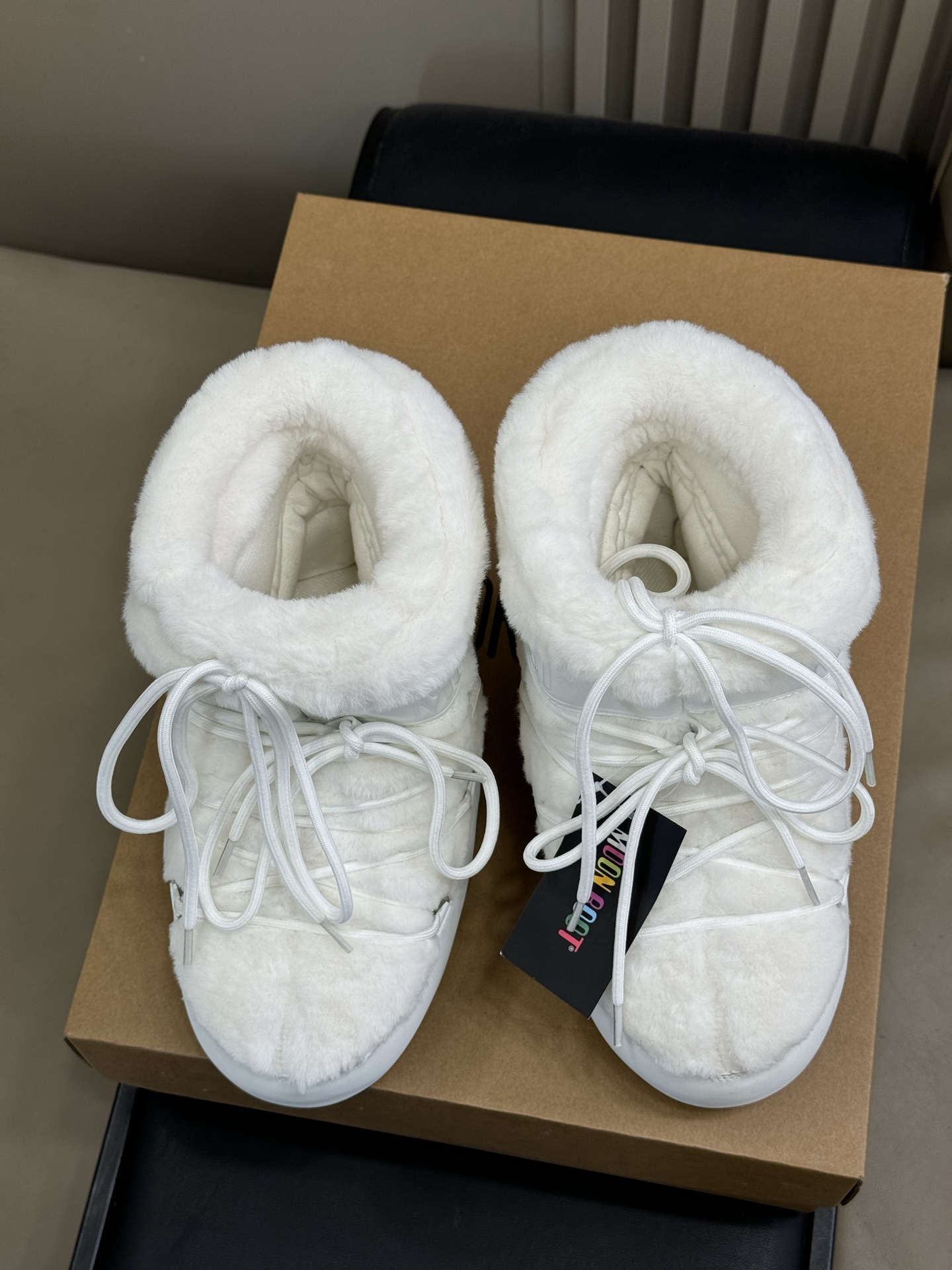 Moonboot这月亮雪地靴很出圈吗？去年这靴子看到好多辣妹子在穿搭配都是1.7的即视感！巨显腿长那种！