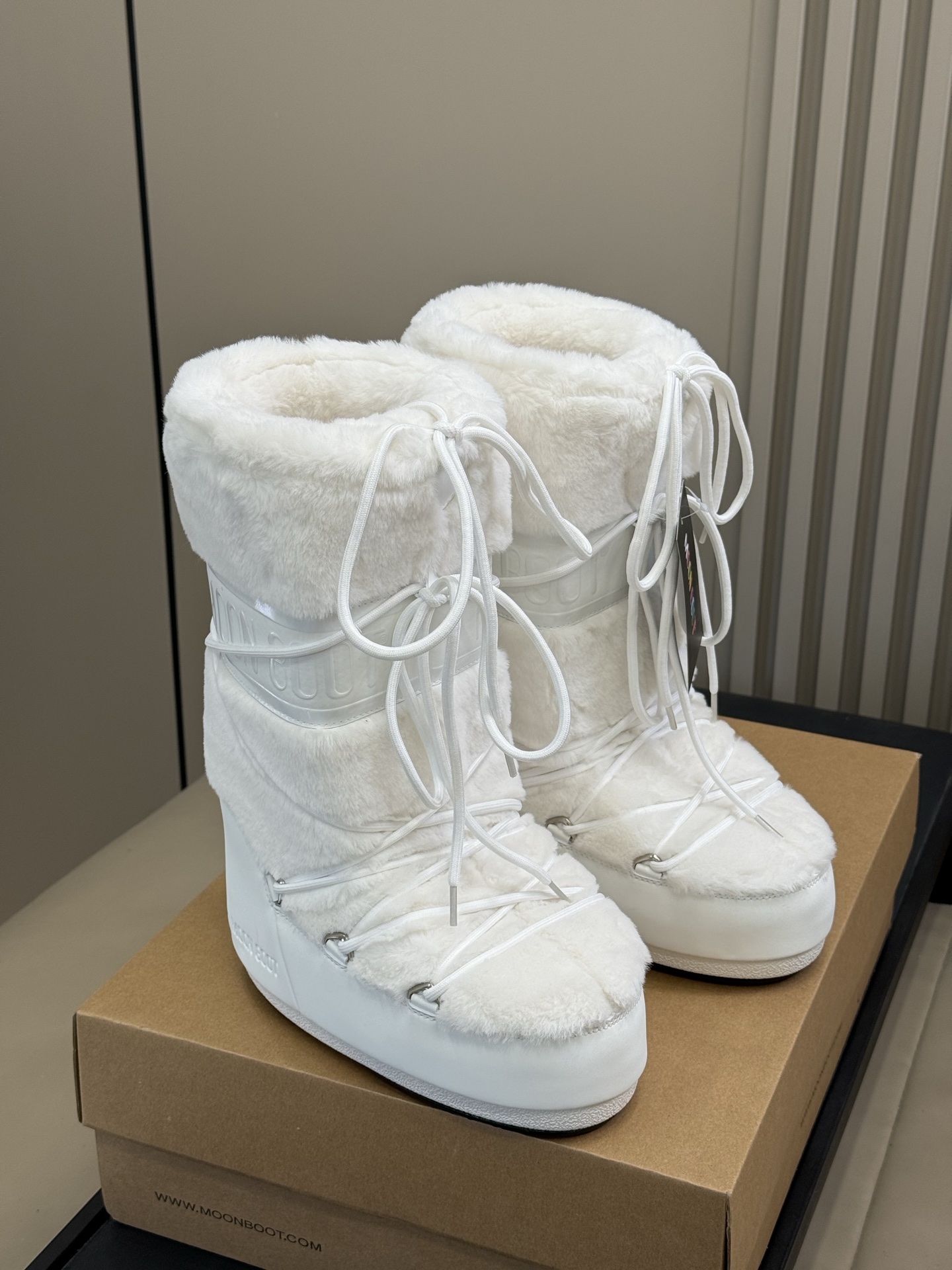 Moonboot这月亮雪地靴很出圈吗？去年这靴子看到好多辣妹子在穿搭配都是1.7的即视感！巨显腿长那种！