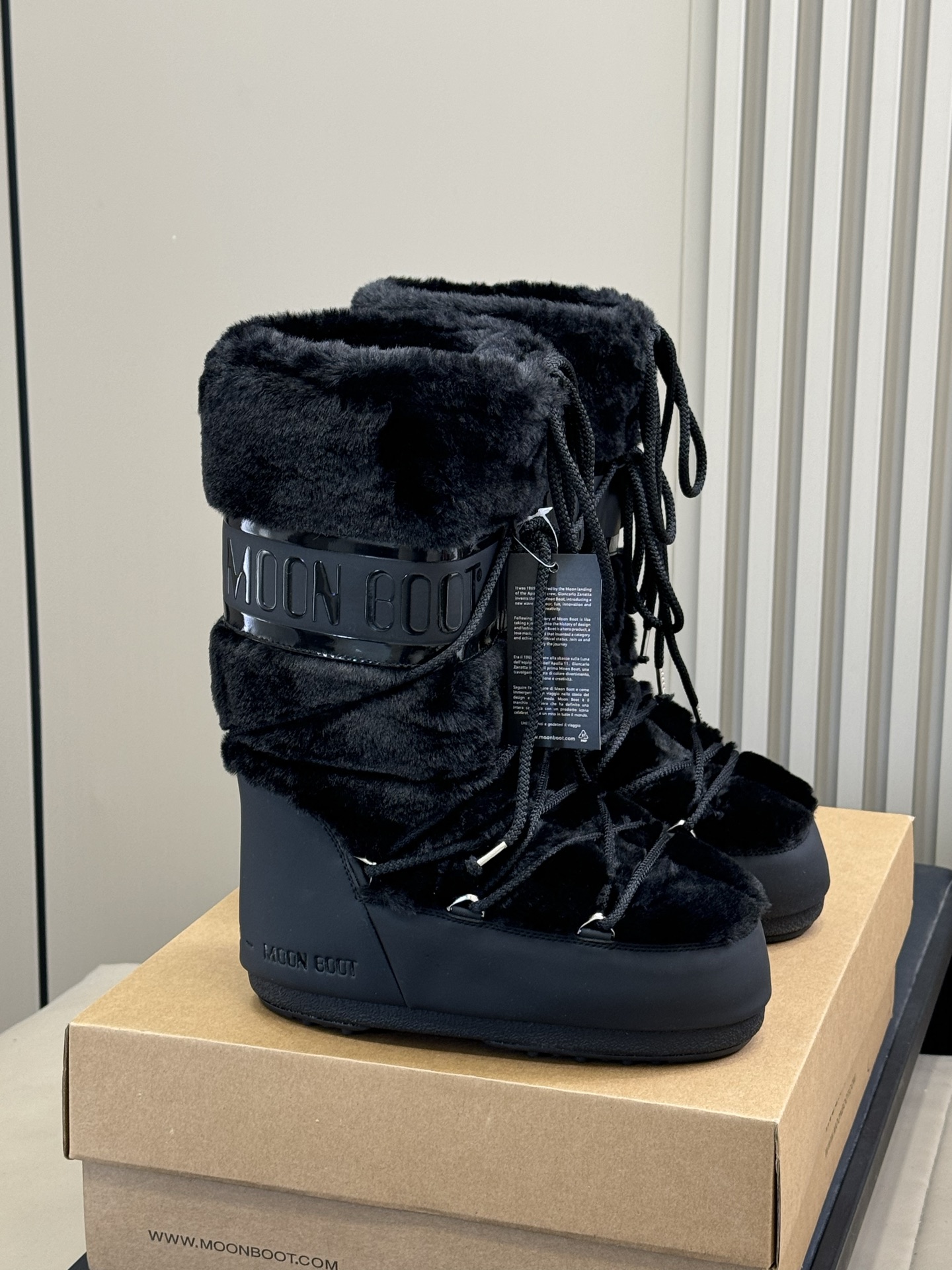 Moonboot这月亮雪地靴很出圈吗？去年这靴子看到好多辣妹子在穿搭配都是1.7的即视感！巨显腿长那种！