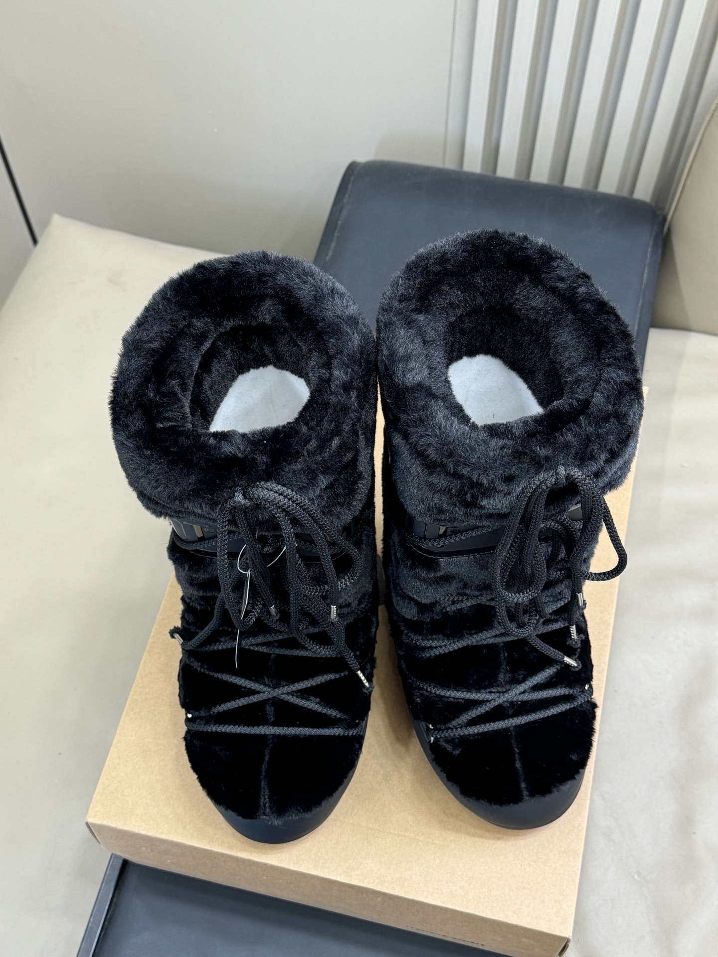 Moonboot这月亮雪地靴很出圈吗？去年这靴子看到好多辣妹子在穿搭配都是1.7的即视感！巨显腿长那种！