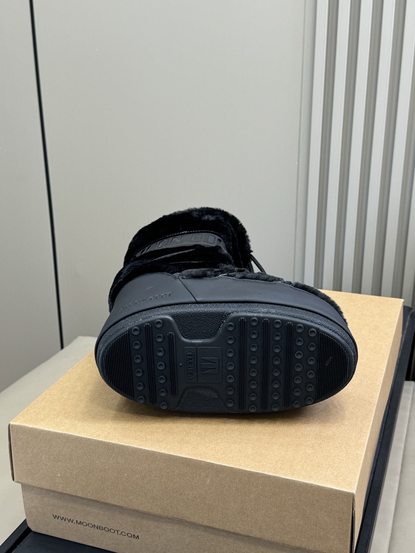 Moonboot这月亮雪地靴很出圈吗？去年这靴子看到好多辣妹子在穿搭配都是1.7的即视感！巨显腿长那种！