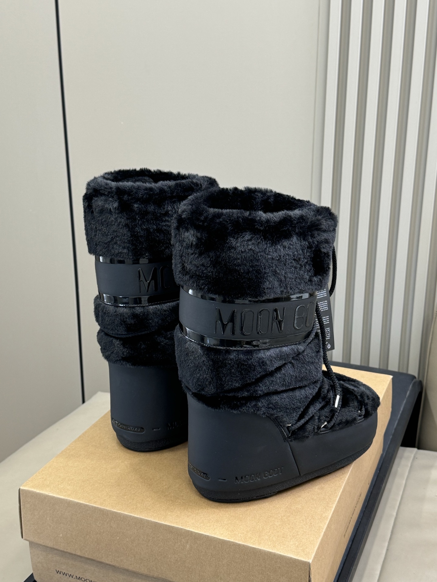 Moonboot这月亮雪地靴很出圈吗？去年这靴子看到好多辣妹子在穿搭配都是1.7的即视感！巨显腿长那种！
