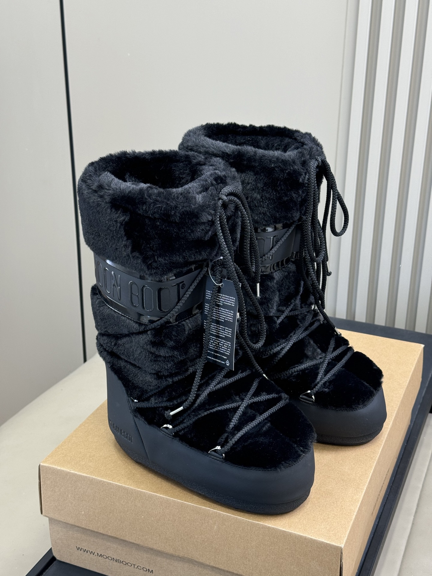 Moonboot这月亮雪地靴很出圈吗？去年这靴子看到好多辣妹子在穿搭配都是1.7的即视感！巨显腿长那种！