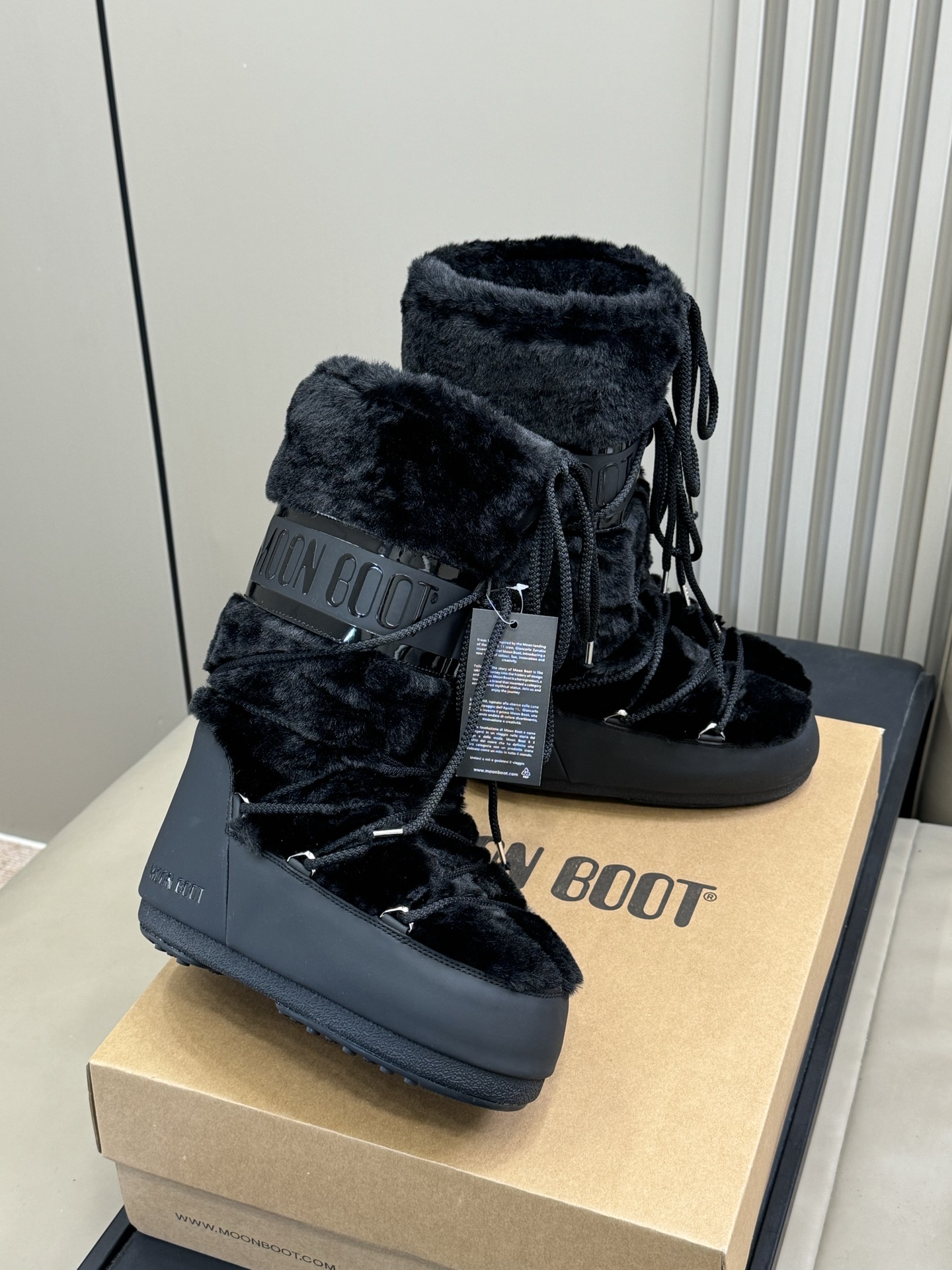 Moonboot这月亮雪地靴很出圈吗？去年这靴子看到好多辣妹子在穿搭配都是1.7的即视感！巨显腿长那种！