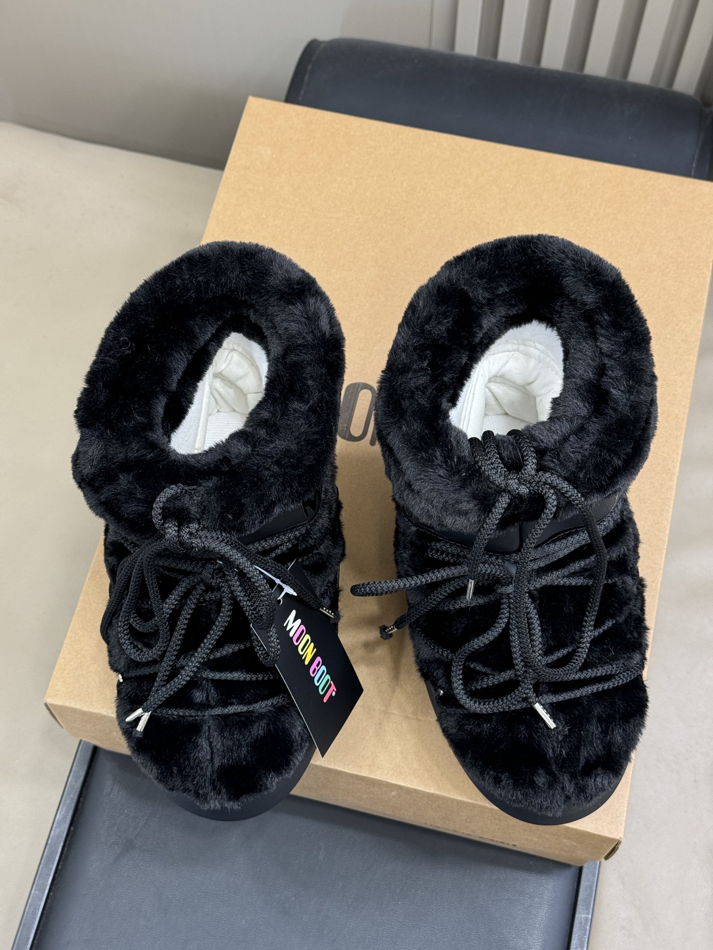 Moonboot这月亮雪地靴很出圈吗？去年这靴子看到好多辣妹子在穿搭配都是1.7的即视感！巨显腿长那种！