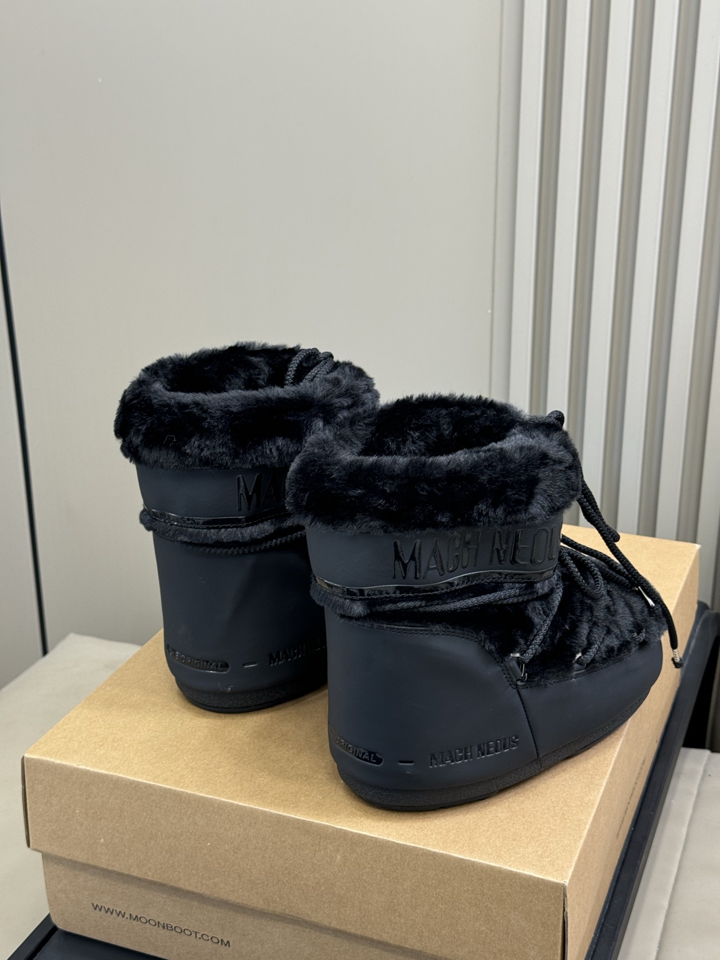 Moonboot这月亮雪地靴很出圈吗？去年这靴子看到好多辣妹子在穿搭配都是1.7的即视感！巨显腿长那种！