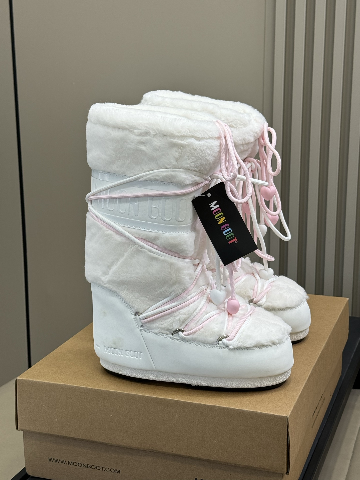 Moonboot这月亮雪地靴很出圈吗？去年这靴子看到好多辣妹子在穿搭配都是1.7的即视感！巨显腿长那种！