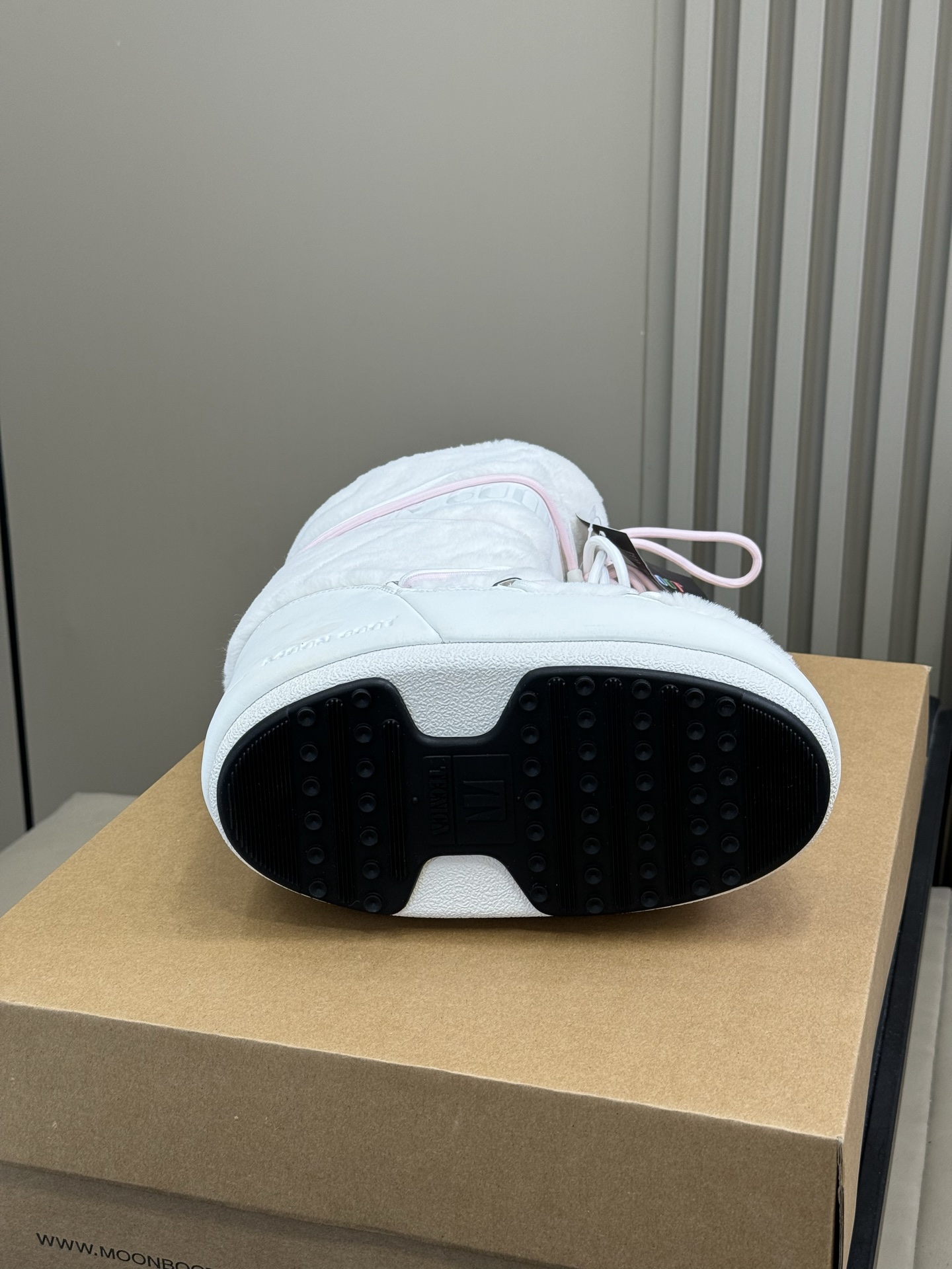 Moonboot这月亮雪地靴很出圈吗？去年这靴子看到好多辣妹子在穿搭配都是1.7的即视感！巨显腿长那种！