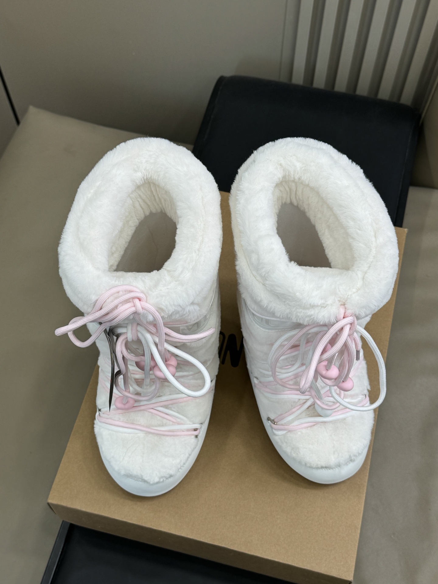 Moonboot这月亮雪地靴很出圈吗？去年这靴子看到好多辣妹子在穿搭配都是1.7的即视感！巨显腿长那种！