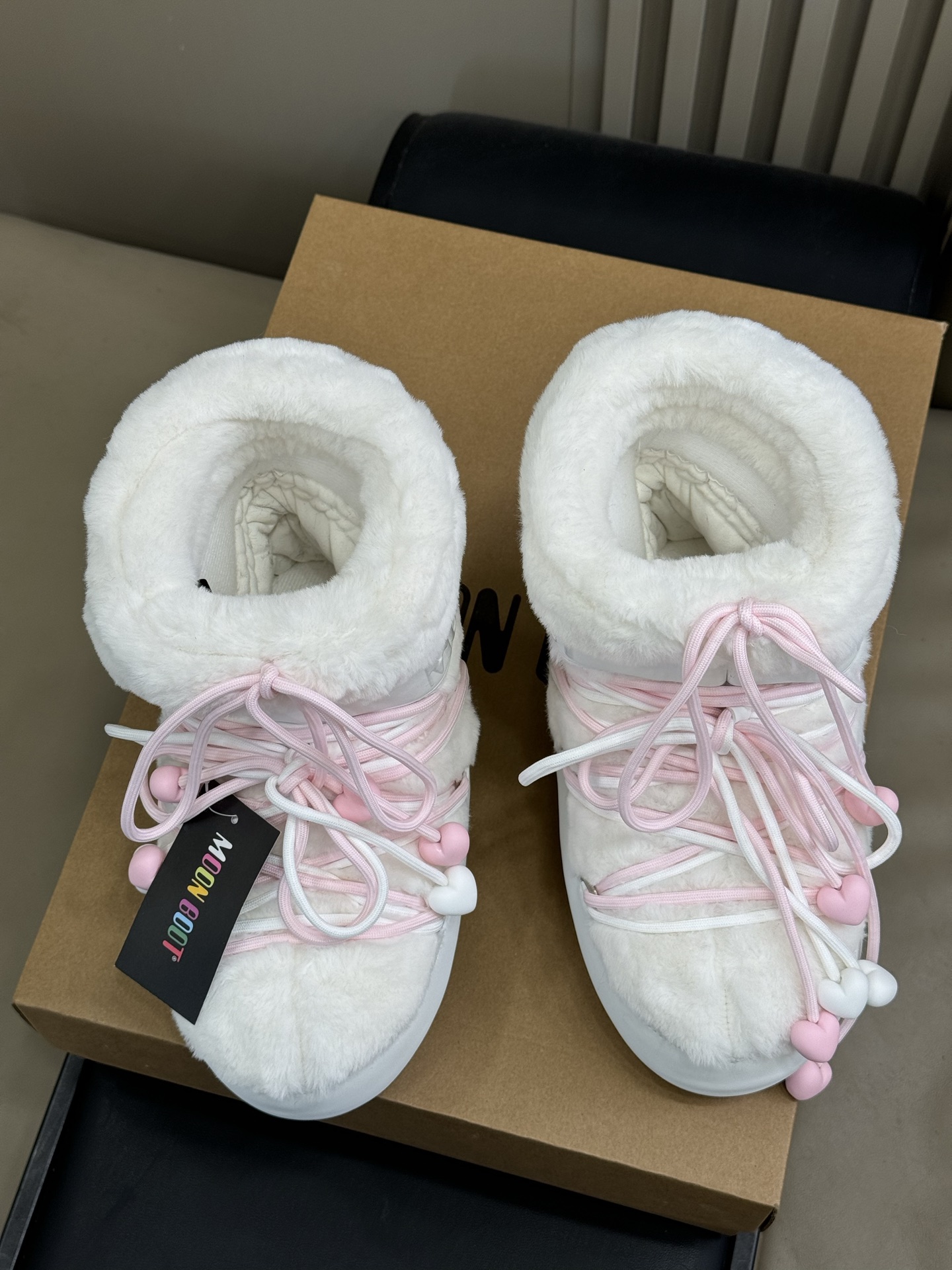 Moonboot这月亮雪地靴很出圈吗？去年这靴子看到好多辣妹子在穿搭配都是1.7的即视感！巨显腿长那种！