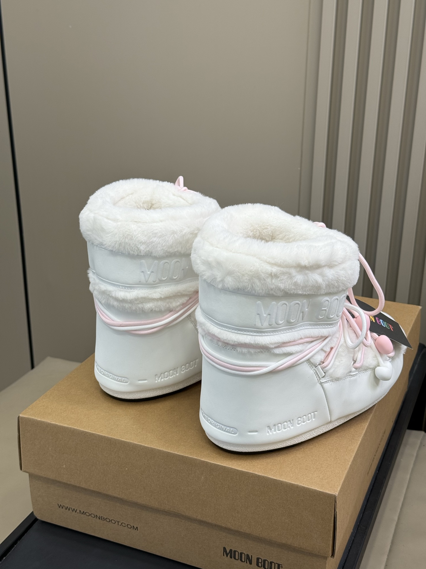 Moonboot这月亮雪地靴很出圈吗？去年这靴子看到好多辣妹子在穿搭配都是1.7的即视感！巨显腿长那种！