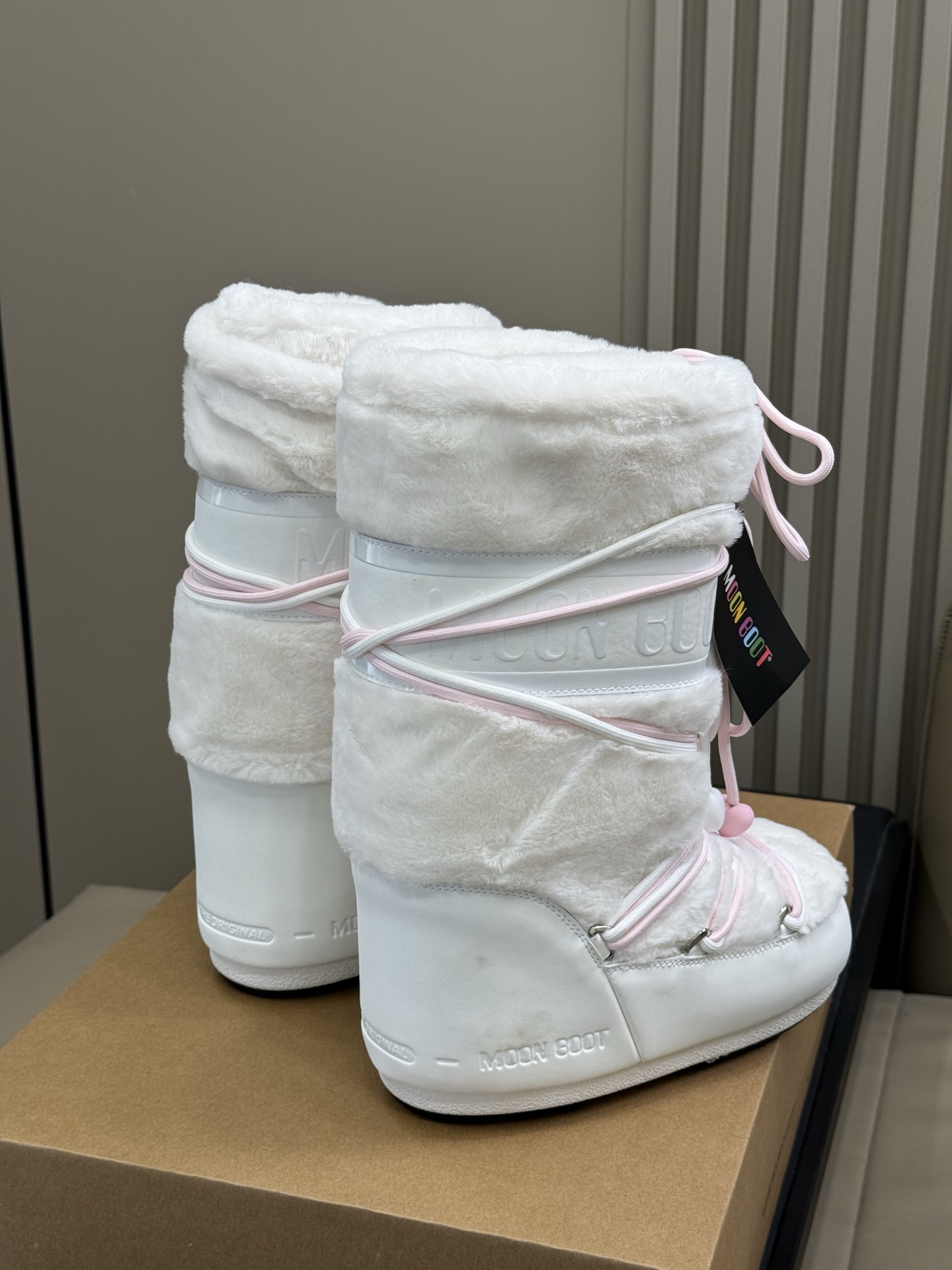 Moonboot这月亮雪地靴很出圈吗？去年这靴子看到好多辣妹子在穿搭配都是1.7的即视感！巨显腿长那种！