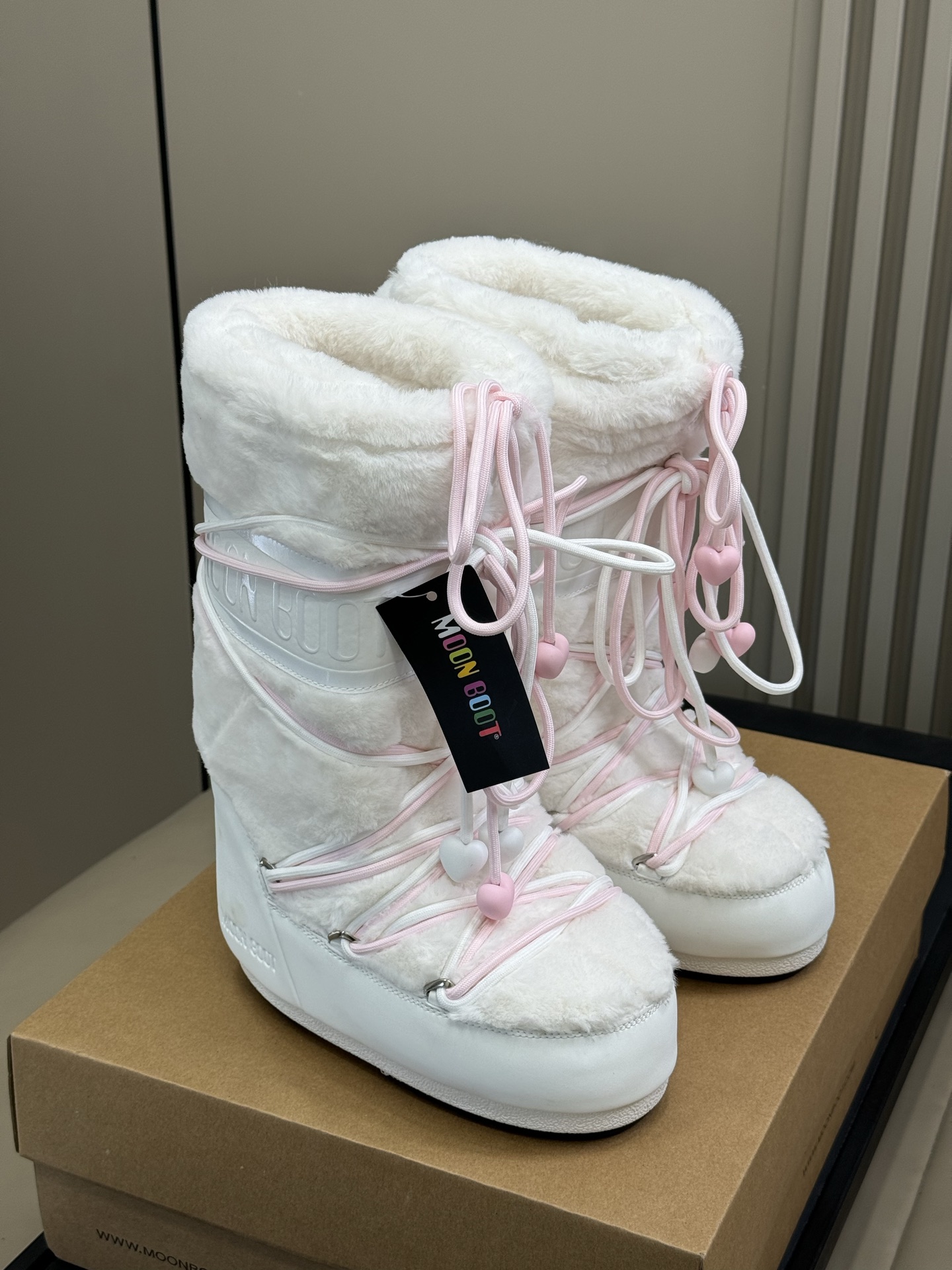 Moonboot这月亮雪地靴很出圈吗？去年这靴子看到好多辣妹子在穿搭配都是1.7的即视感！巨显腿长那种！