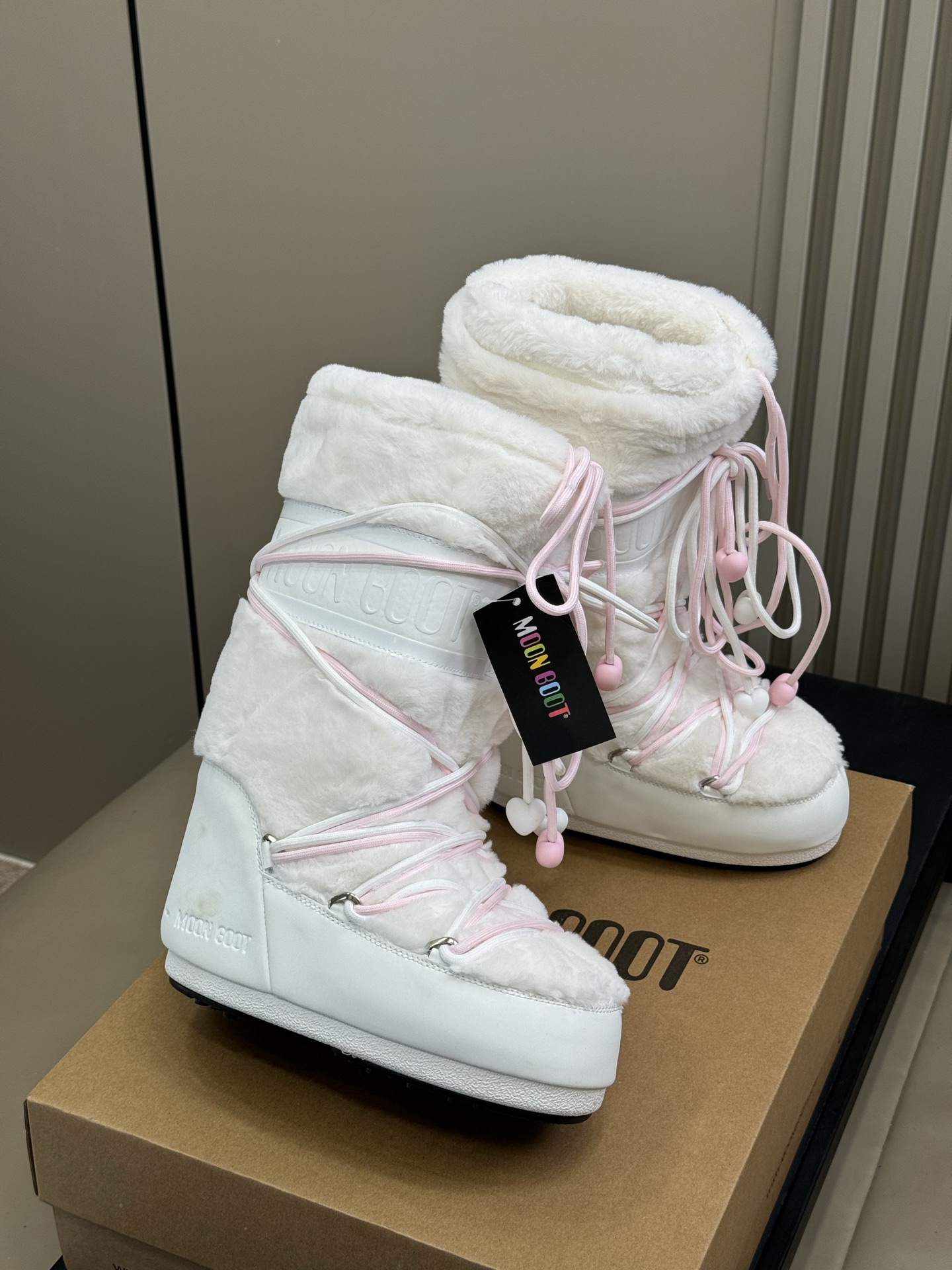 Moonboot这月亮雪地靴很出圈吗？去年这靴子看到好多辣妹子在穿搭配都是1.7的即视感！巨显腿长那种！