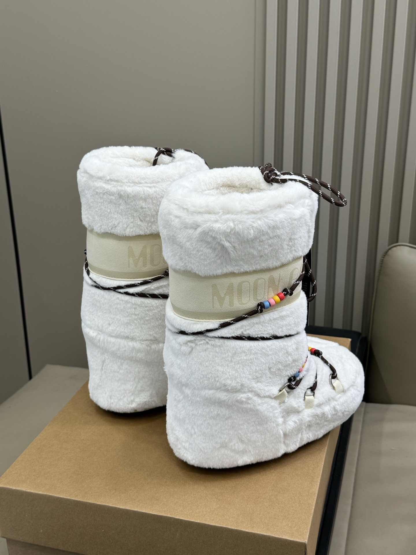 Moonboot这月亮雪地靴很出圈吗？去年这靴子看到好多辣妹子在穿搭配都是1.7的即视感！巨显腿长那种！