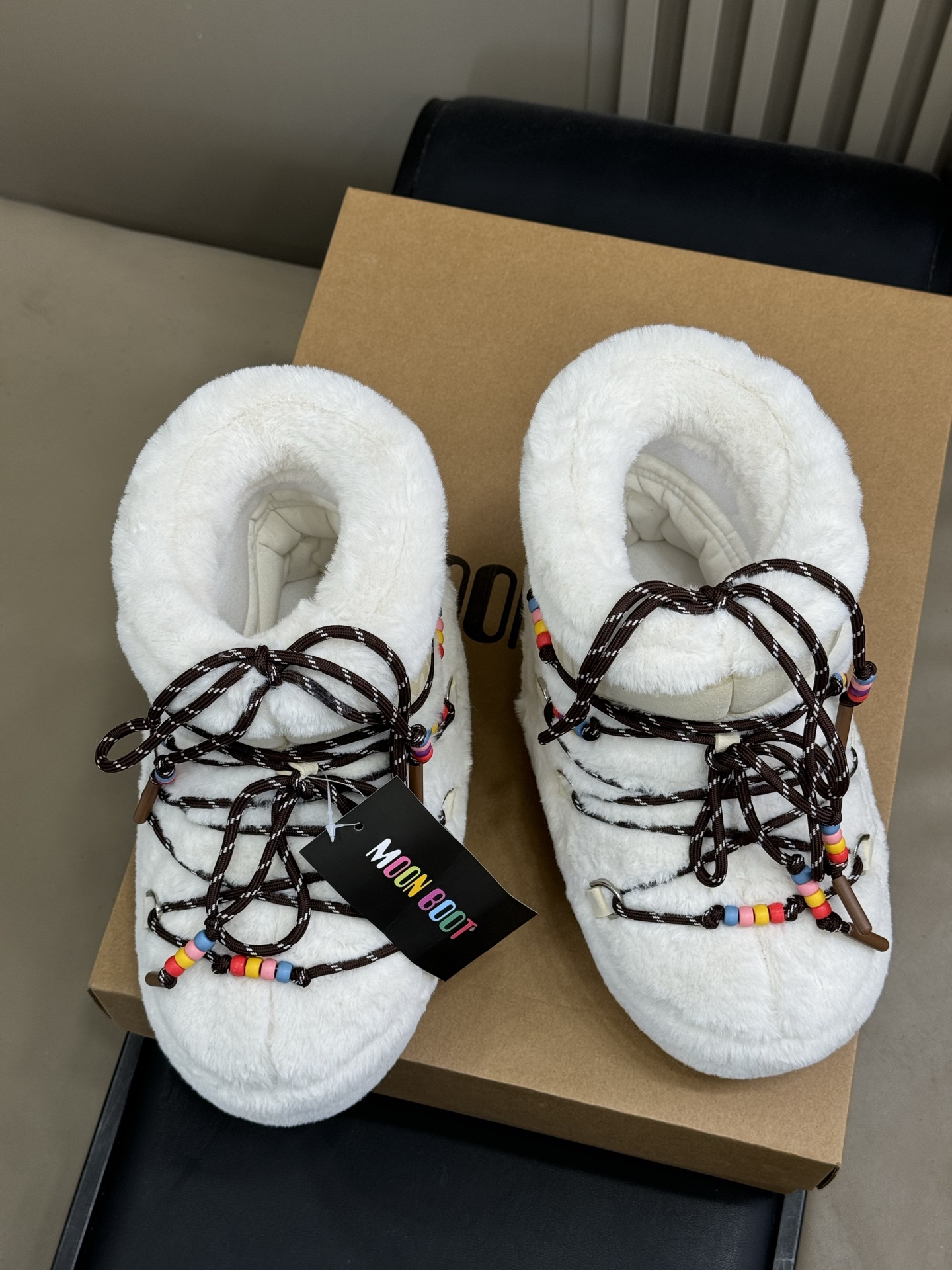 Moonboot这月亮雪地靴很出圈吗？去年这靴子看到好多辣妹子在穿搭配都是1.7的即视感！巨显腿长那种！