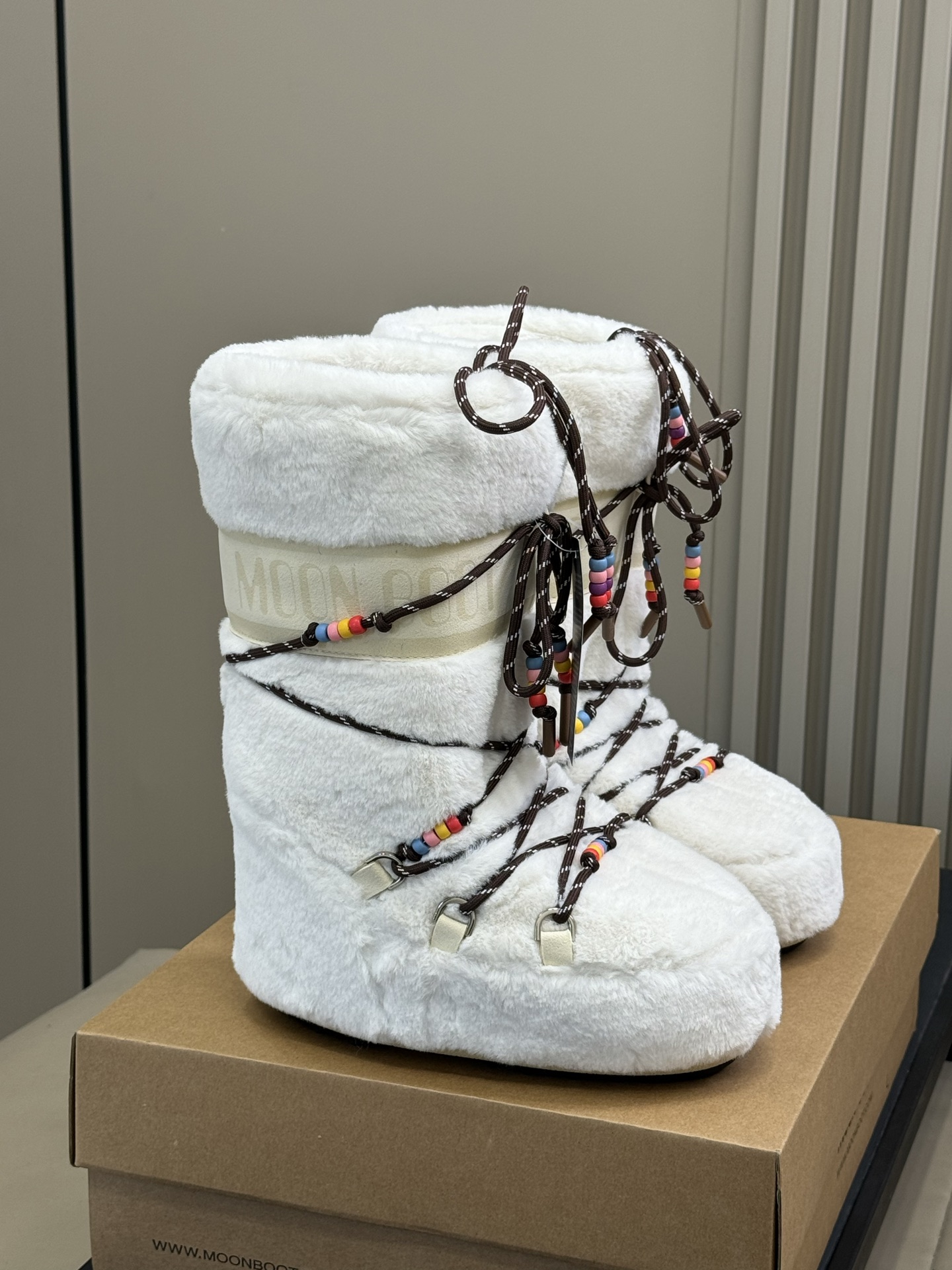 Moonboot这月亮雪地靴很出圈吗？去年这靴子看到好多辣妹子在穿搭配都是1.7的即视感！巨显腿长那种！