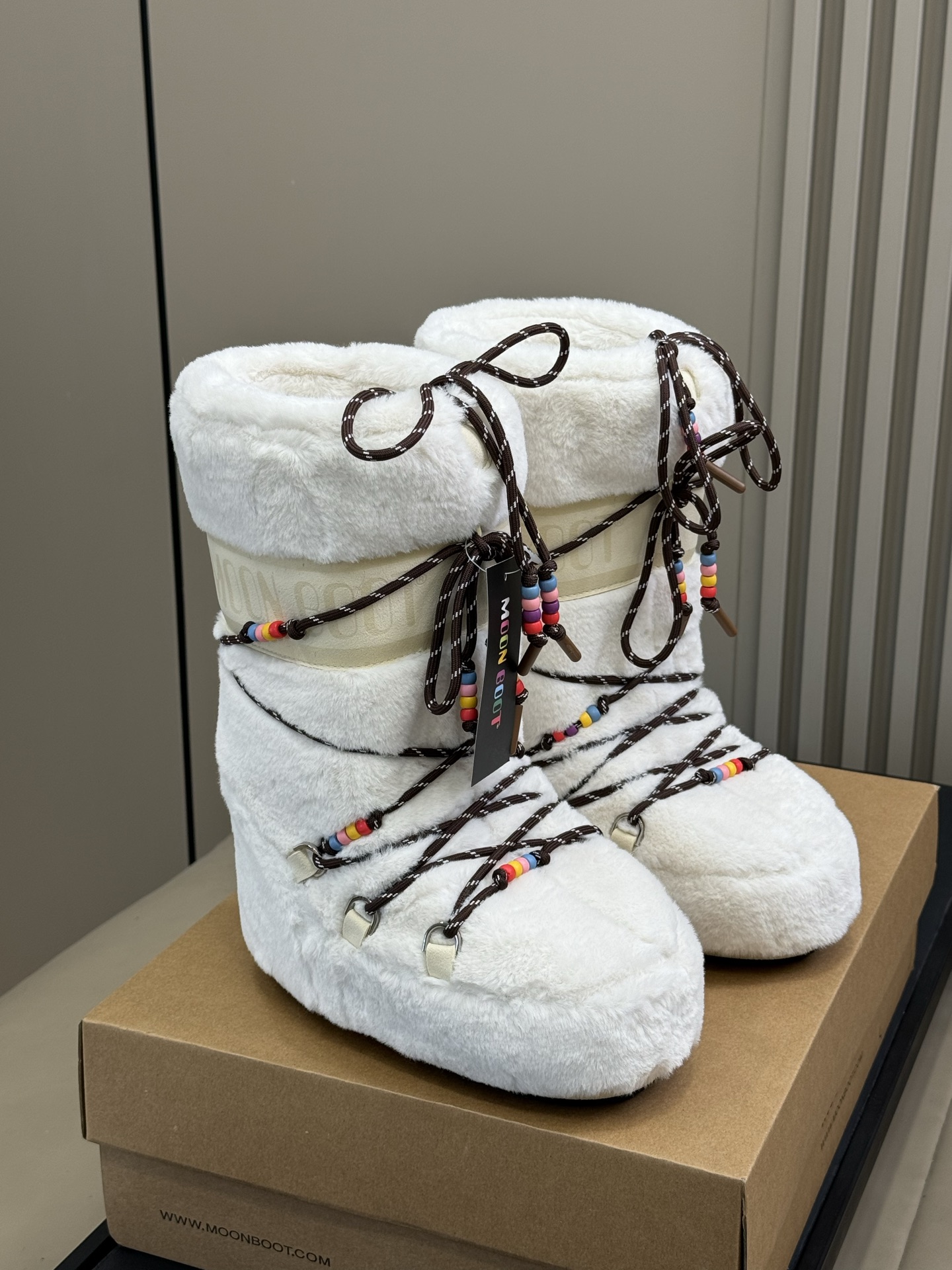 Moonboot这月亮雪地靴很出圈吗？去年这靴子看到好多辣妹子在穿搭配都是1.7的即视感！巨显腿长那种！