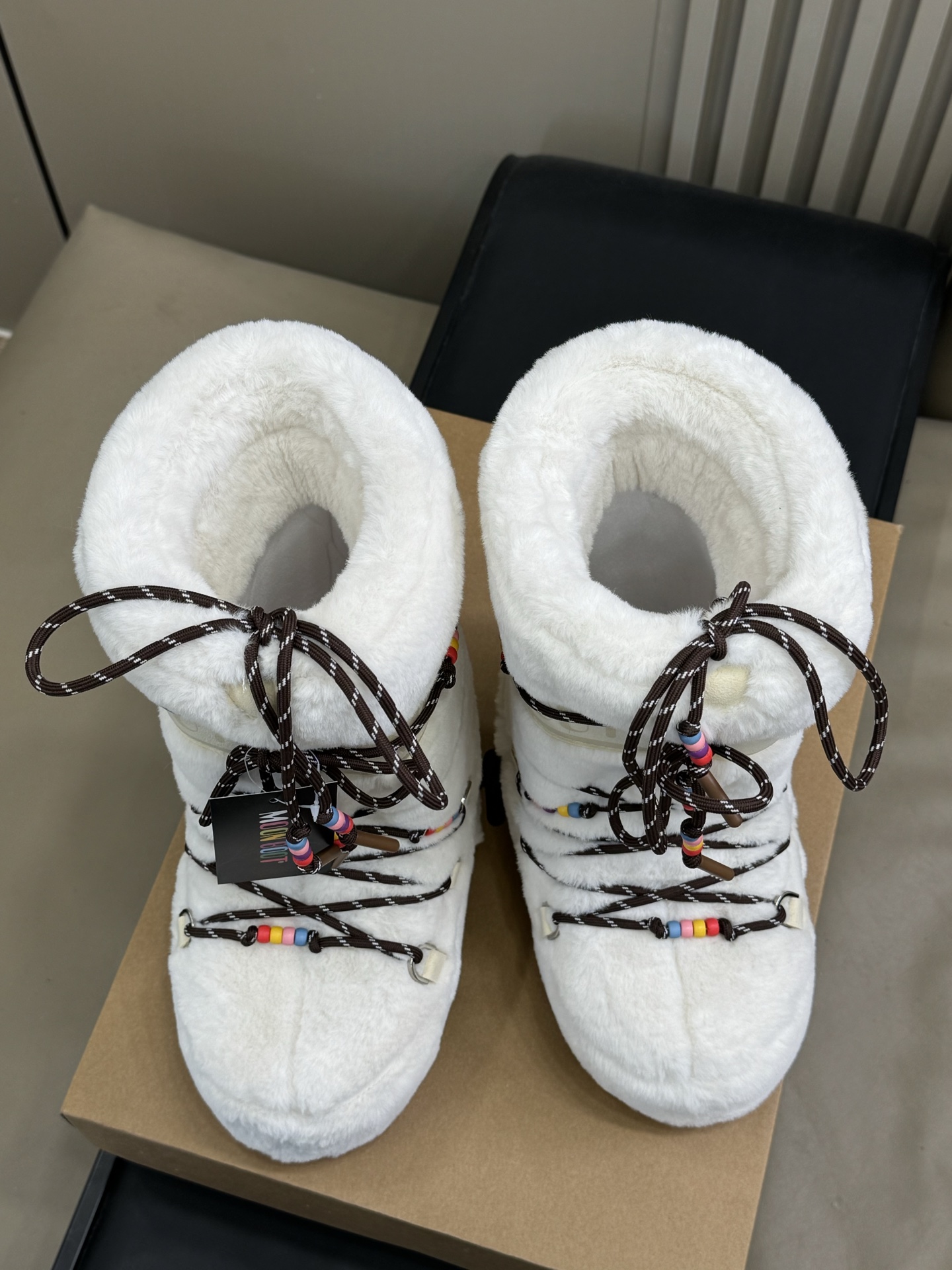 Moonboot这月亮雪地靴很出圈吗？去年这靴子看到好多辣妹子在穿搭配都是1.7的即视感！巨显腿长那种！