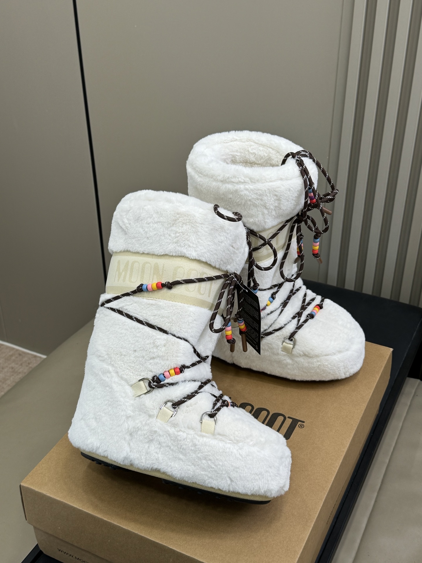 Moonboot这月亮雪地靴很出圈吗？去年这靴子看到好多辣妹子在穿搭配都是1.7的即视感！巨显腿长那种！