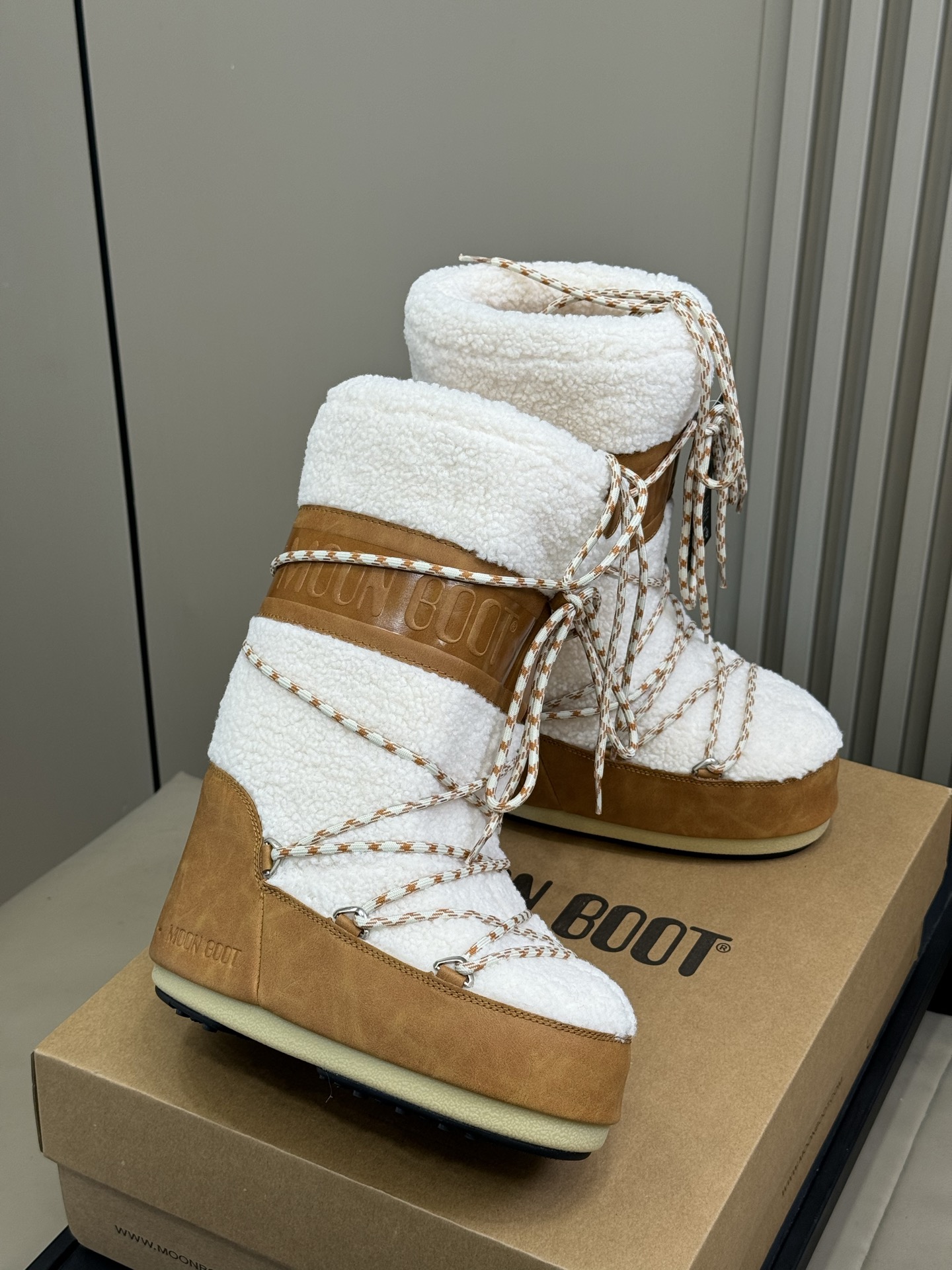 Moonboot这月亮雪地靴很出圈吗？去年这靴子看到好多辣妹子在穿搭配都是1.7的即视感！巨显腿长那种！