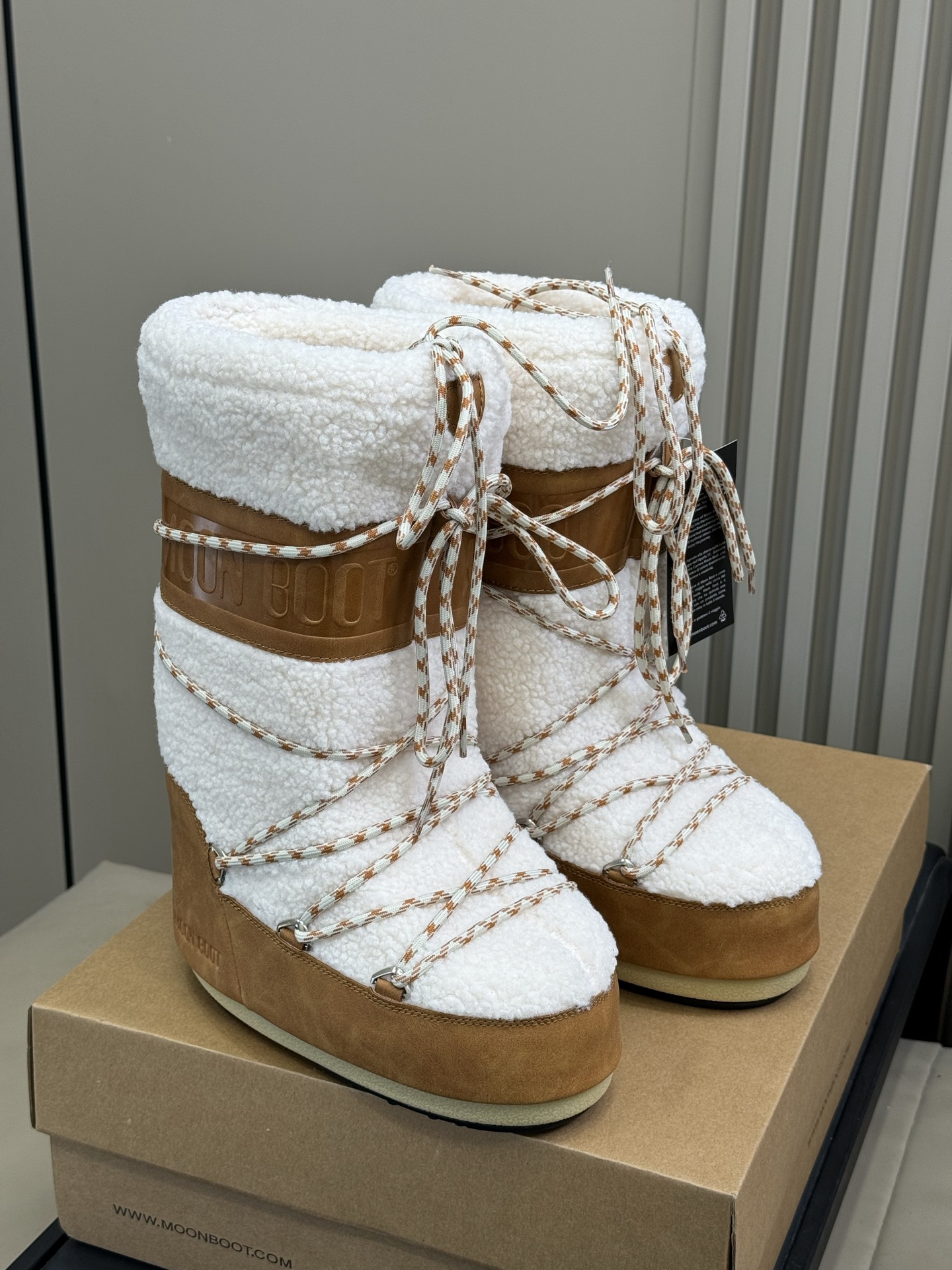 Moonboot这月亮雪地靴很出圈吗？去年这靴子看到好多辣妹子在穿搭配都是1.7的即视感！巨显腿长那种！