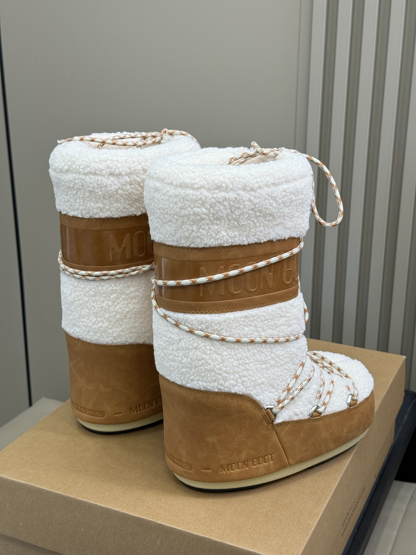 Moonboot这月亮雪地靴很出圈吗？去年这靴子看到好多辣妹子在穿搭配都是1.7的即视感！巨显腿长那种！