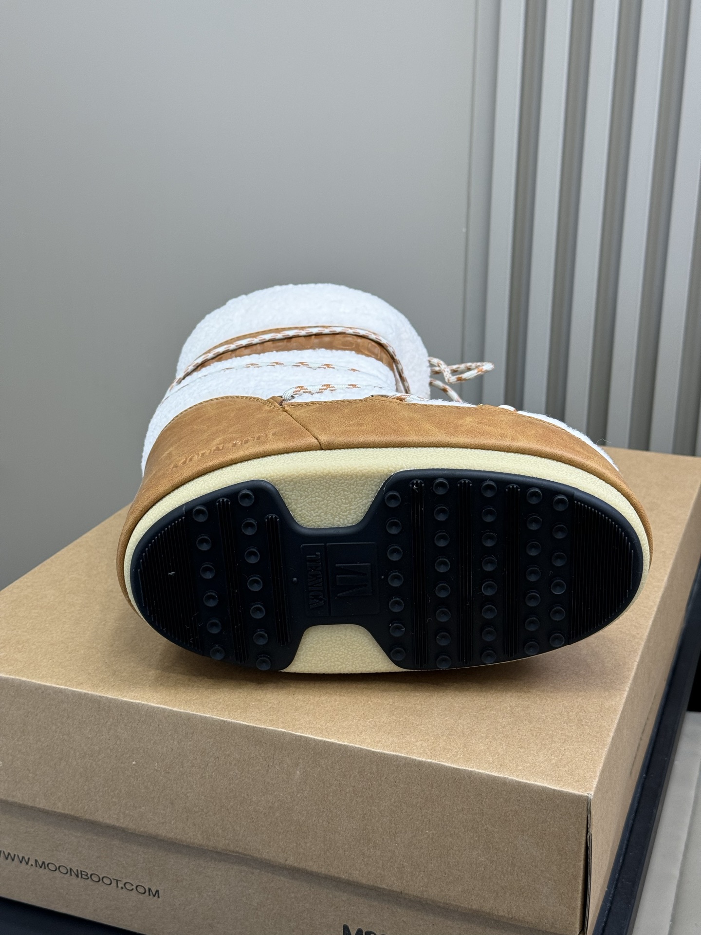 Moonboot这月亮雪地靴很出圈吗？去年这靴子看到好多辣妹子在穿搭配都是1.7的即视感！巨显腿长那种！