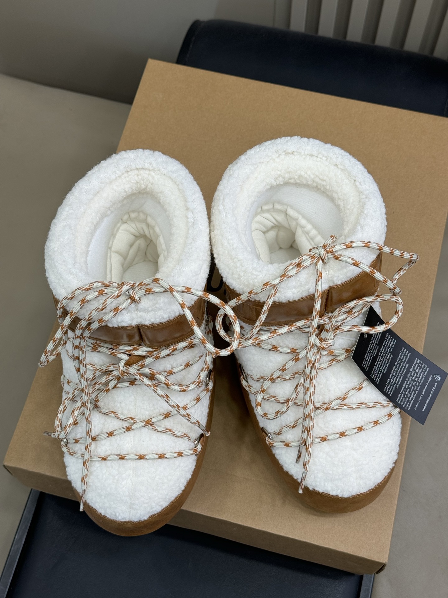 Moonboot这月亮雪地靴很出圈吗？去年这靴子看到好多辣妹子在穿搭配都是1.7的即视感！巨显腿长那种！