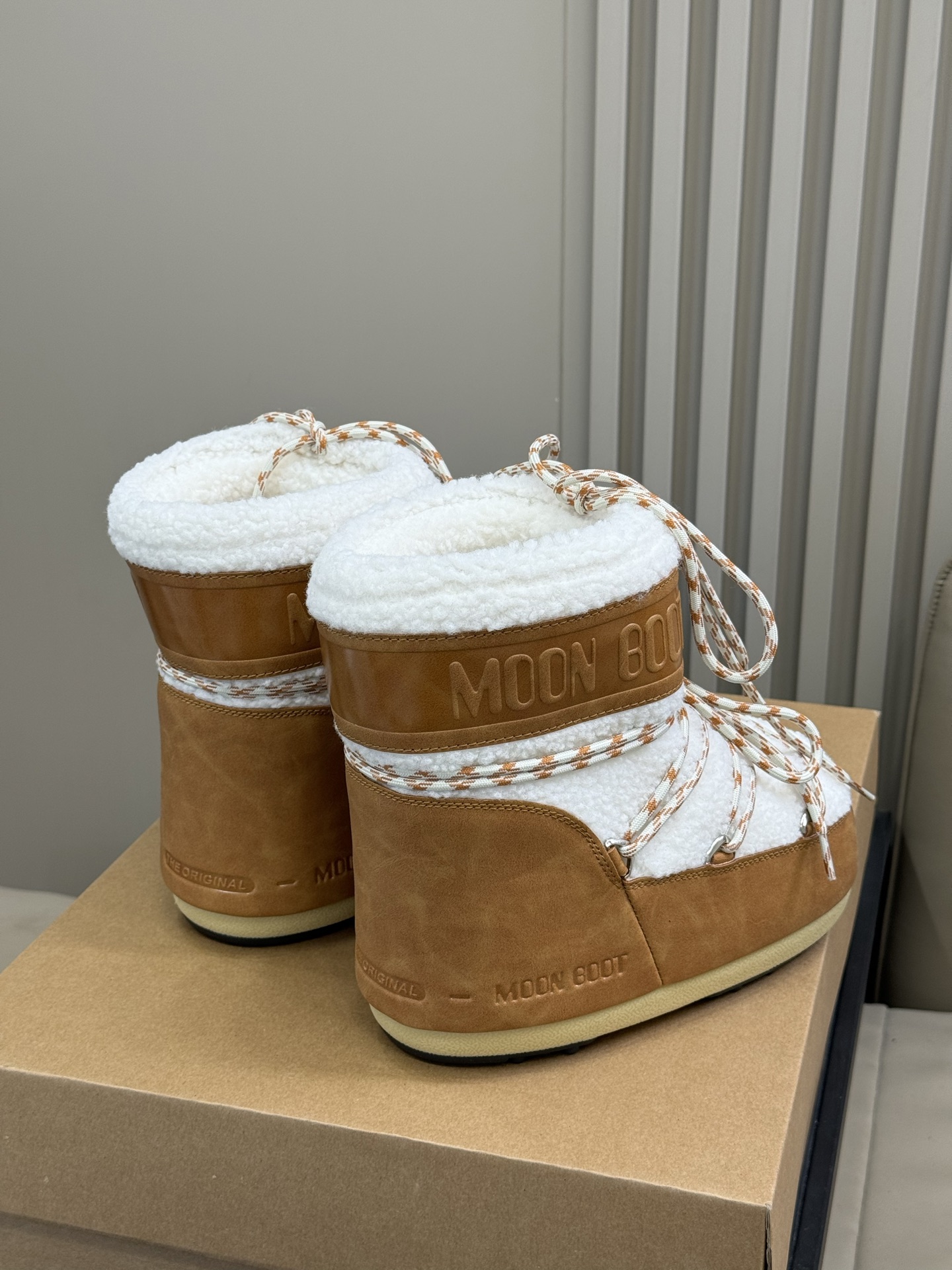 Moonboot这月亮雪地靴很出圈吗？去年这靴子看到好多辣妹子在穿搭配都是1.7的即视感！巨显腿长那种！