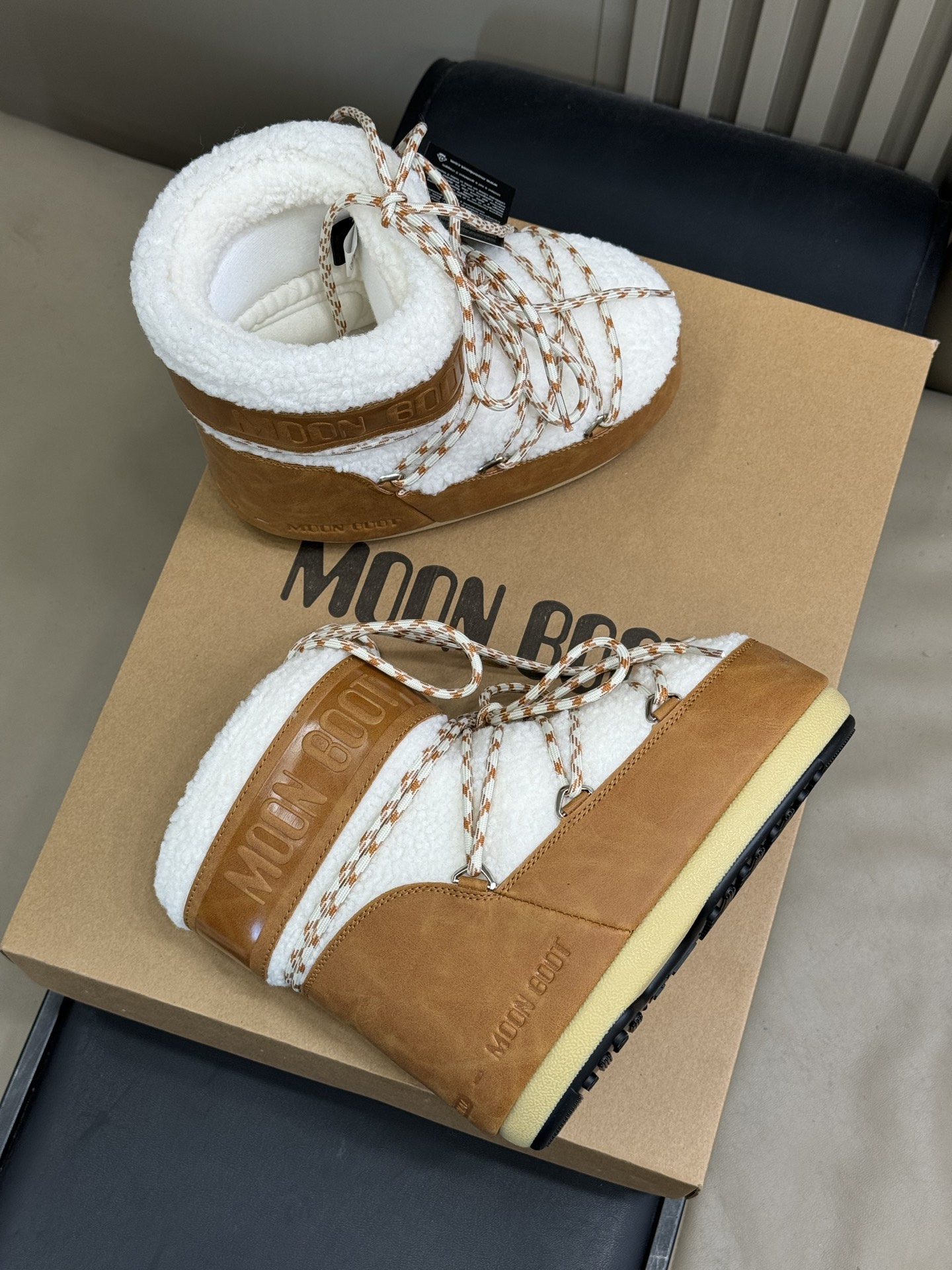 Moonboot这月亮雪地靴很出圈吗？去年这靴子看到好多辣妹子在穿搭配都是1.7的即视感！巨显腿长那种！