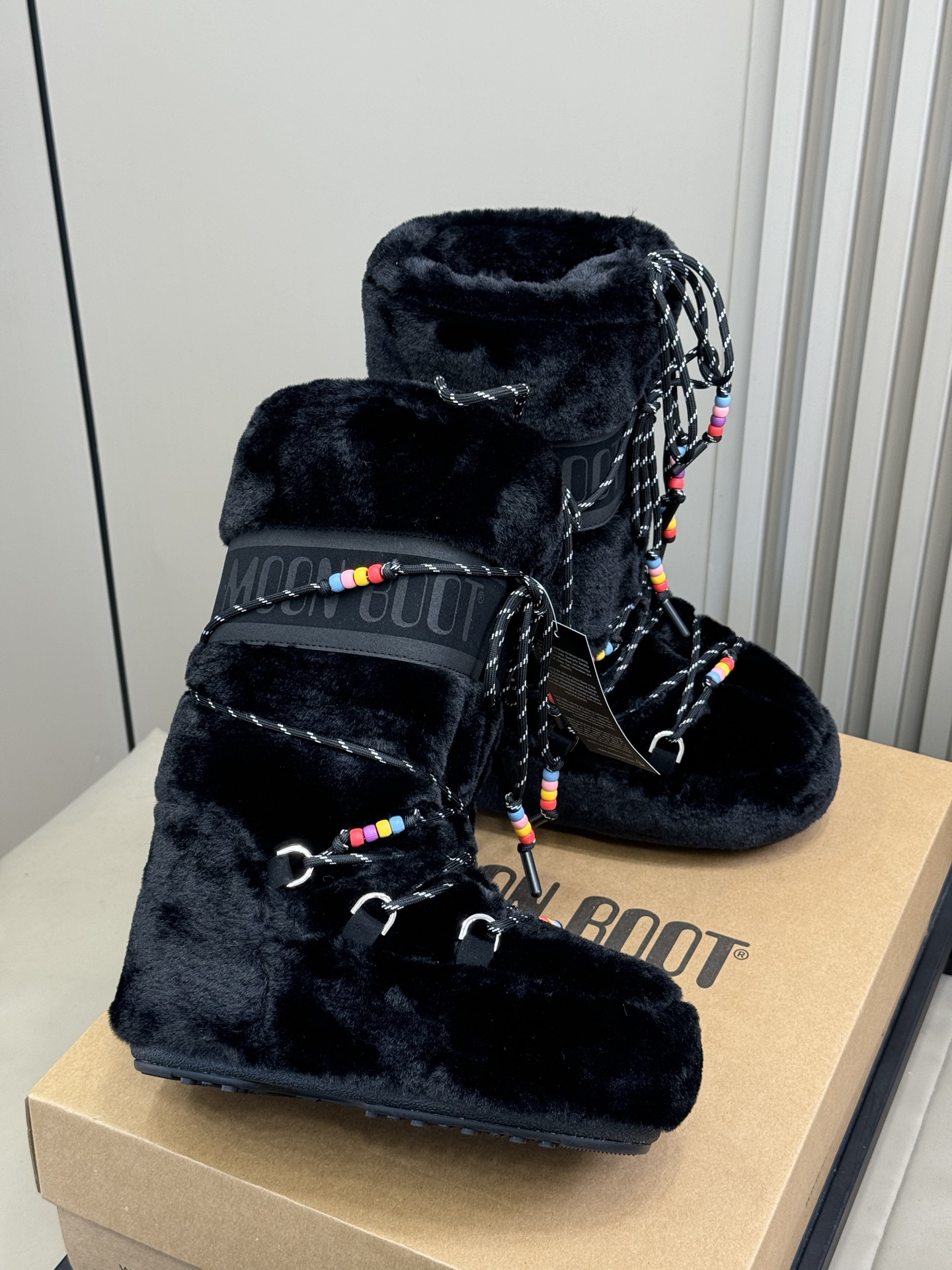 Moonboot这月亮雪地靴很出圈吗？去年这靴子看到好多辣妹子在穿搭配都是1.7的即视感！巨显腿长那种！