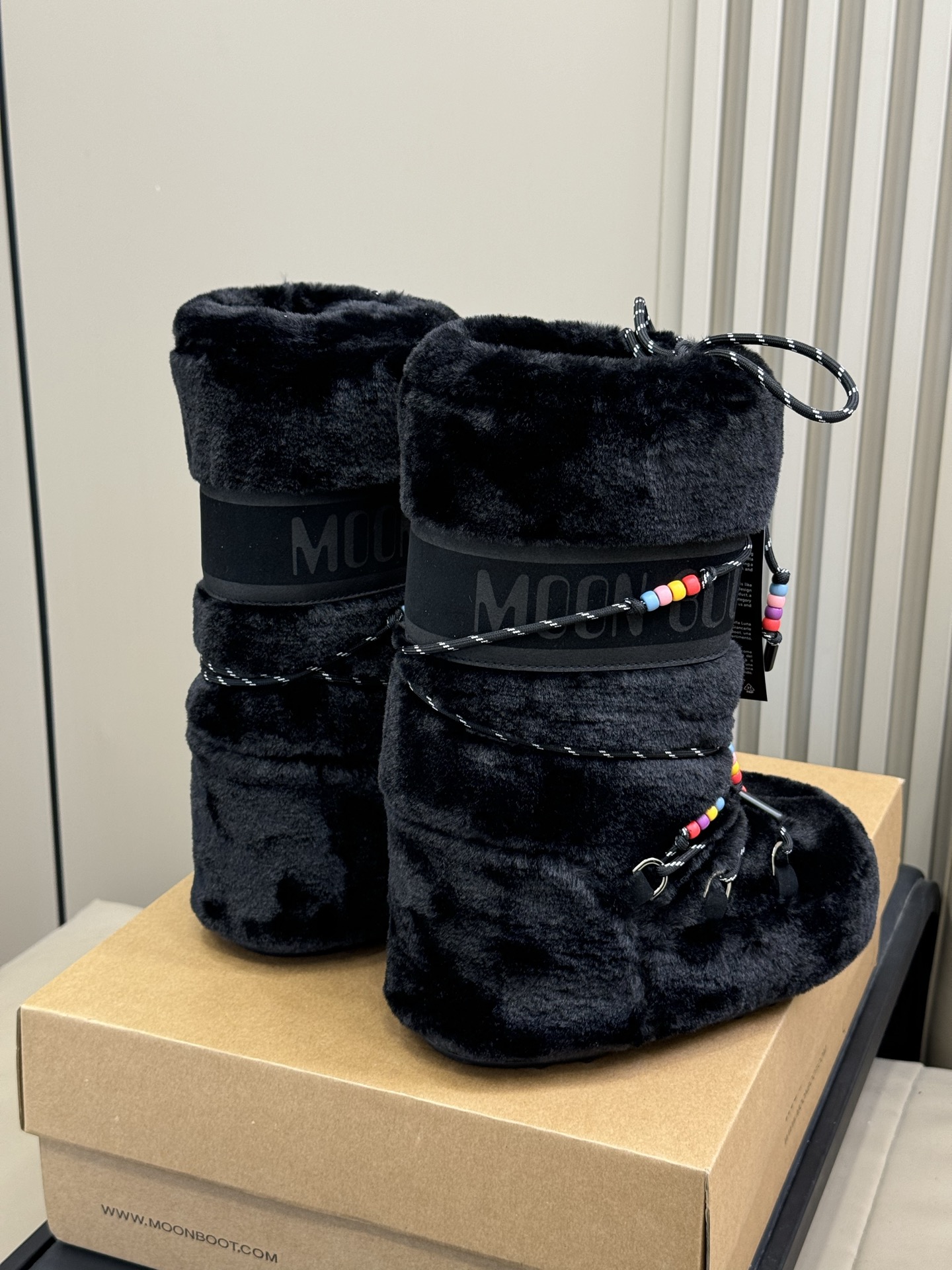 Moonboot这月亮雪地靴很出圈吗？去年这靴子看到好多辣妹子在穿搭配都是1.7的即视感！巨显腿长那种！