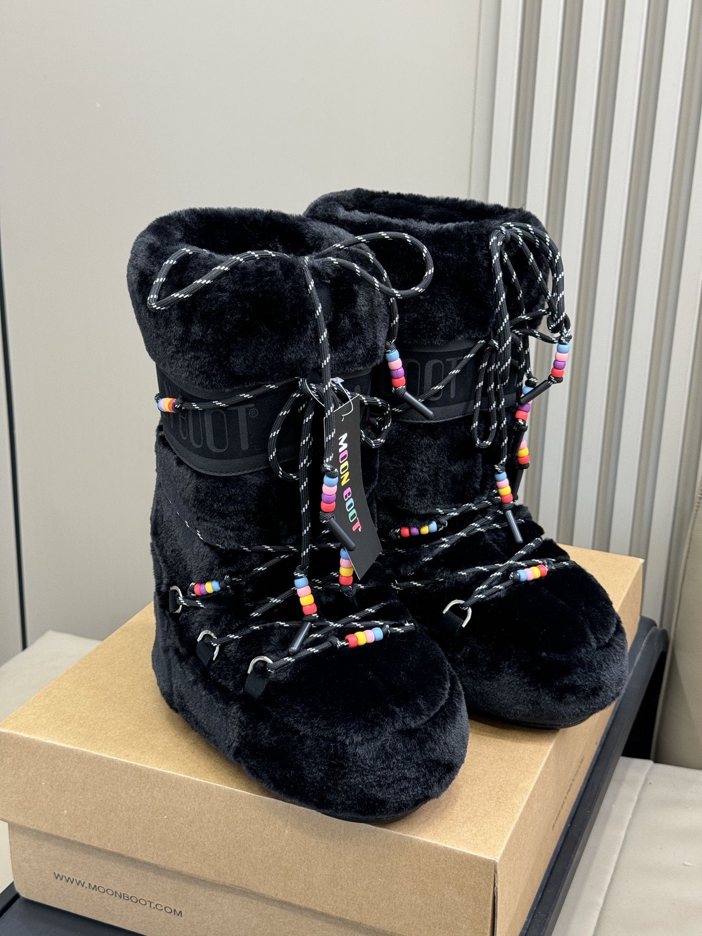 Moonboot这月亮雪地靴很出圈吗？去年这靴子看到好多辣妹子在穿搭配都是1.7的即视感！巨显腿长那种！