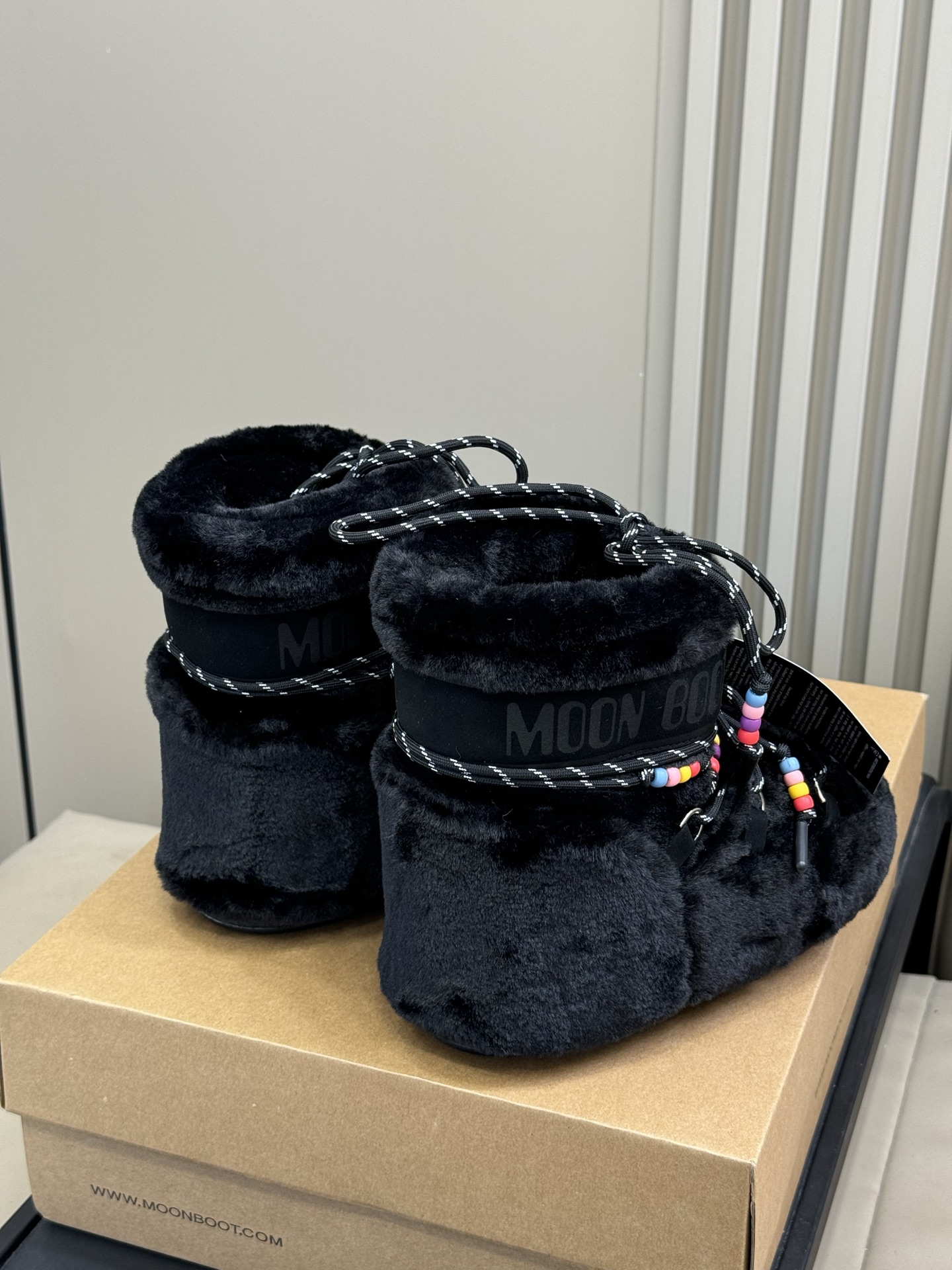 Moonboot这月亮雪地靴很出圈吗？去年这靴子看到好多辣妹子在穿搭配都是1.7的即视感！巨显腿长那种！