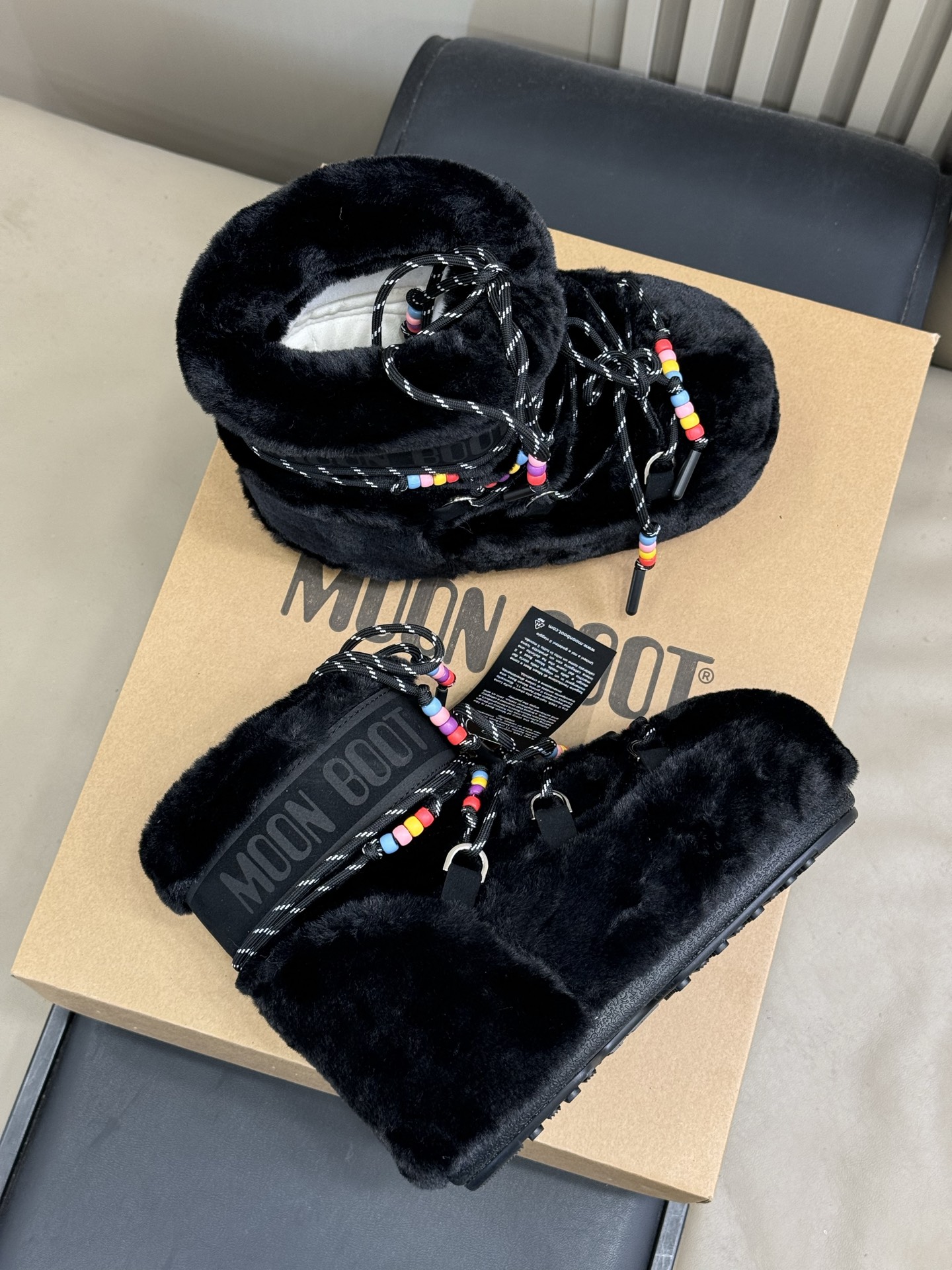 Moonboot这月亮雪地靴很出圈吗？去年这靴子看到好多辣妹子在穿搭配都是1.7的即视感！巨显腿长那种！