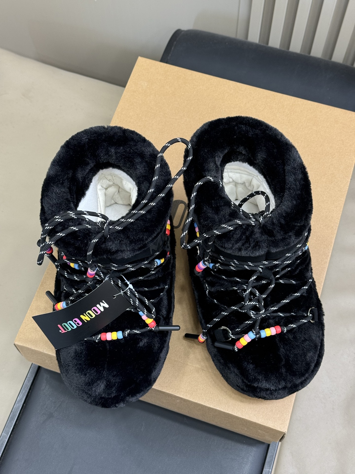 Moonboot这月亮雪地靴很出圈吗？去年这靴子看到好多辣妹子在穿搭配都是1.7的即视感！巨显腿长那种！