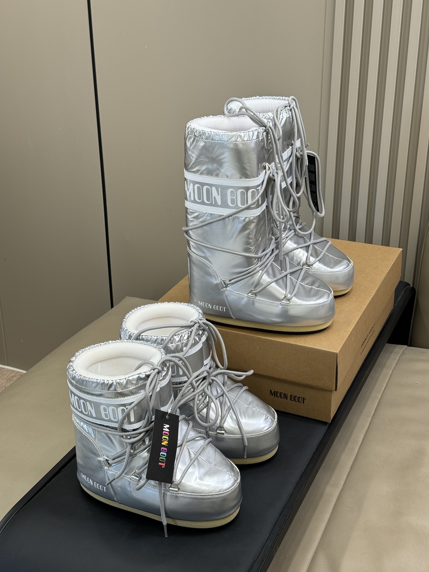 Moonboot这月亮雪地靴很出圈吗？去年这靴子看到好多辣妹子在穿搭配都是1.7的即视感！巨显腿长那种！