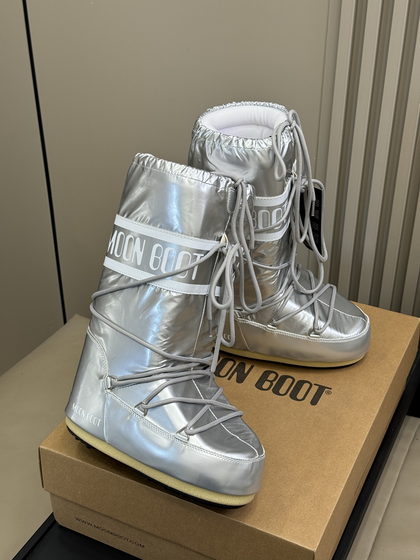 Moonboot这月亮雪地靴很出圈吗？去年这靴子看到好多辣妹子在穿搭配都是1.7的即视感！巨显腿长那种！