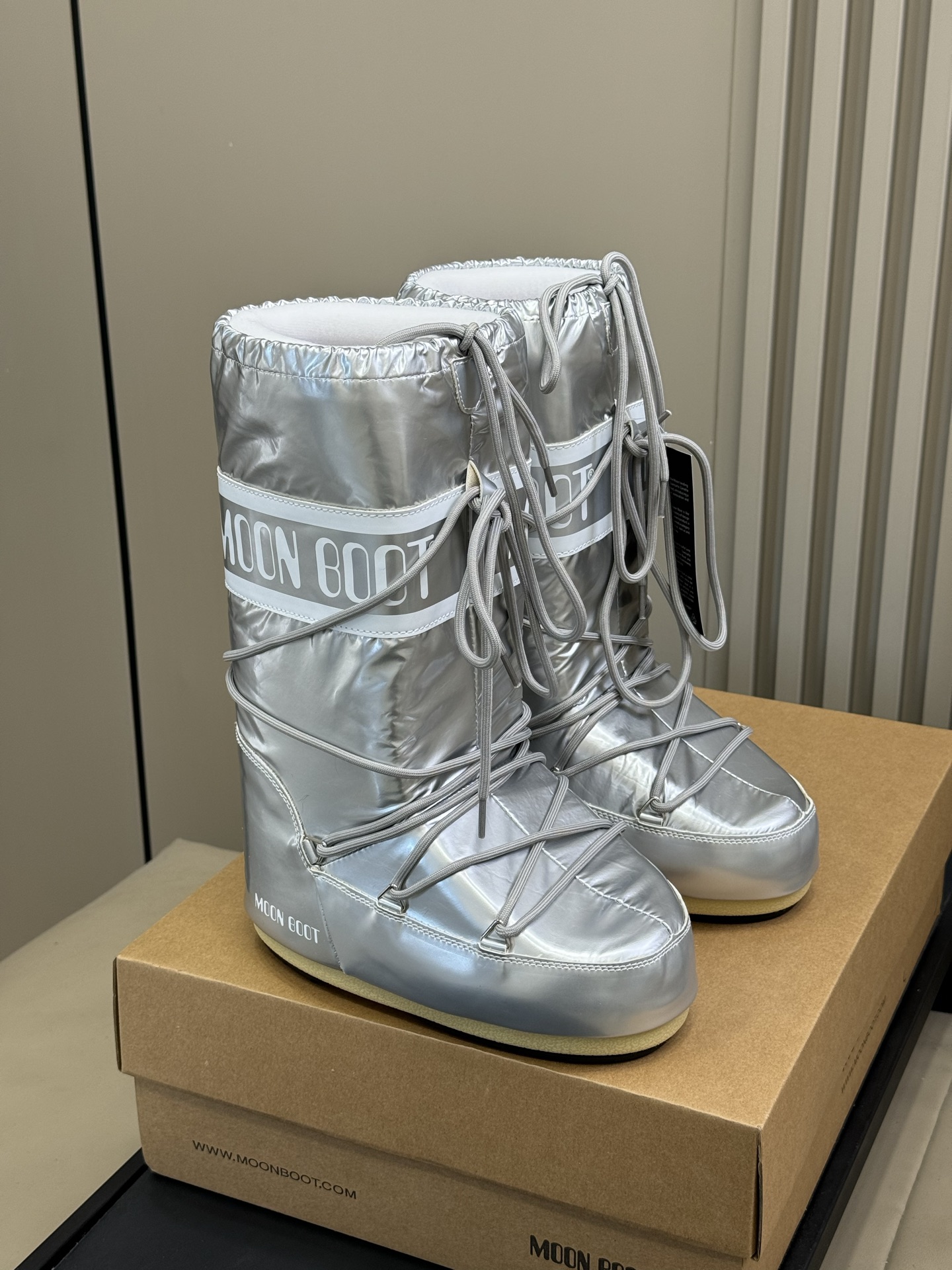 Moonboot这月亮雪地靴很出圈吗？去年这靴子看到好多辣妹子在穿搭配都是1.7的即视感！巨显腿长那种！