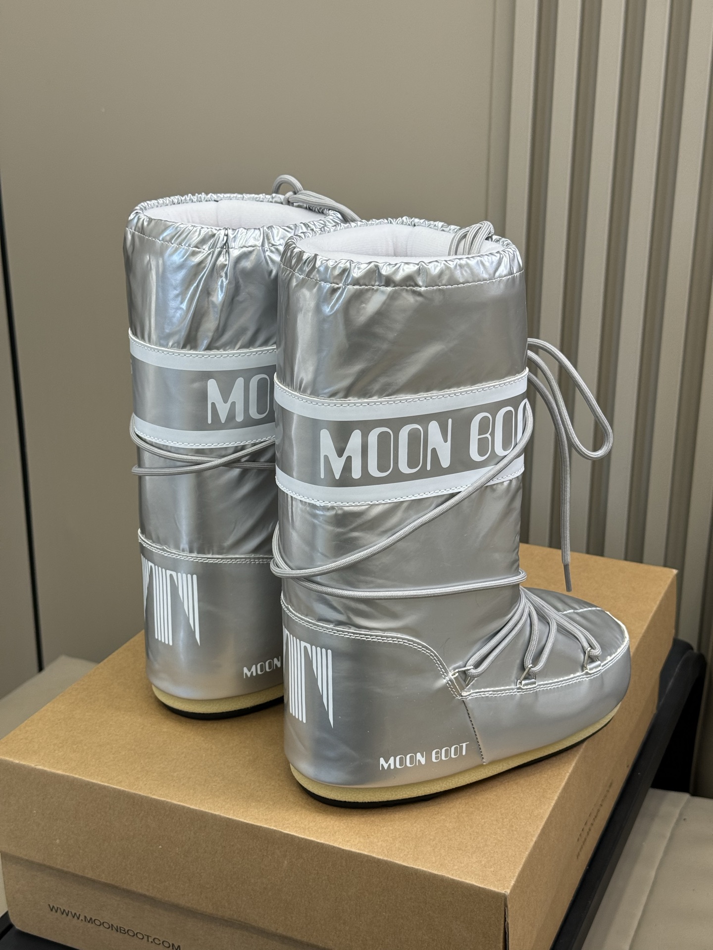 Moonboot这月亮雪地靴很出圈吗？去年这靴子看到好多辣妹子在穿搭配都是1.7的即视感！巨显腿长那种！