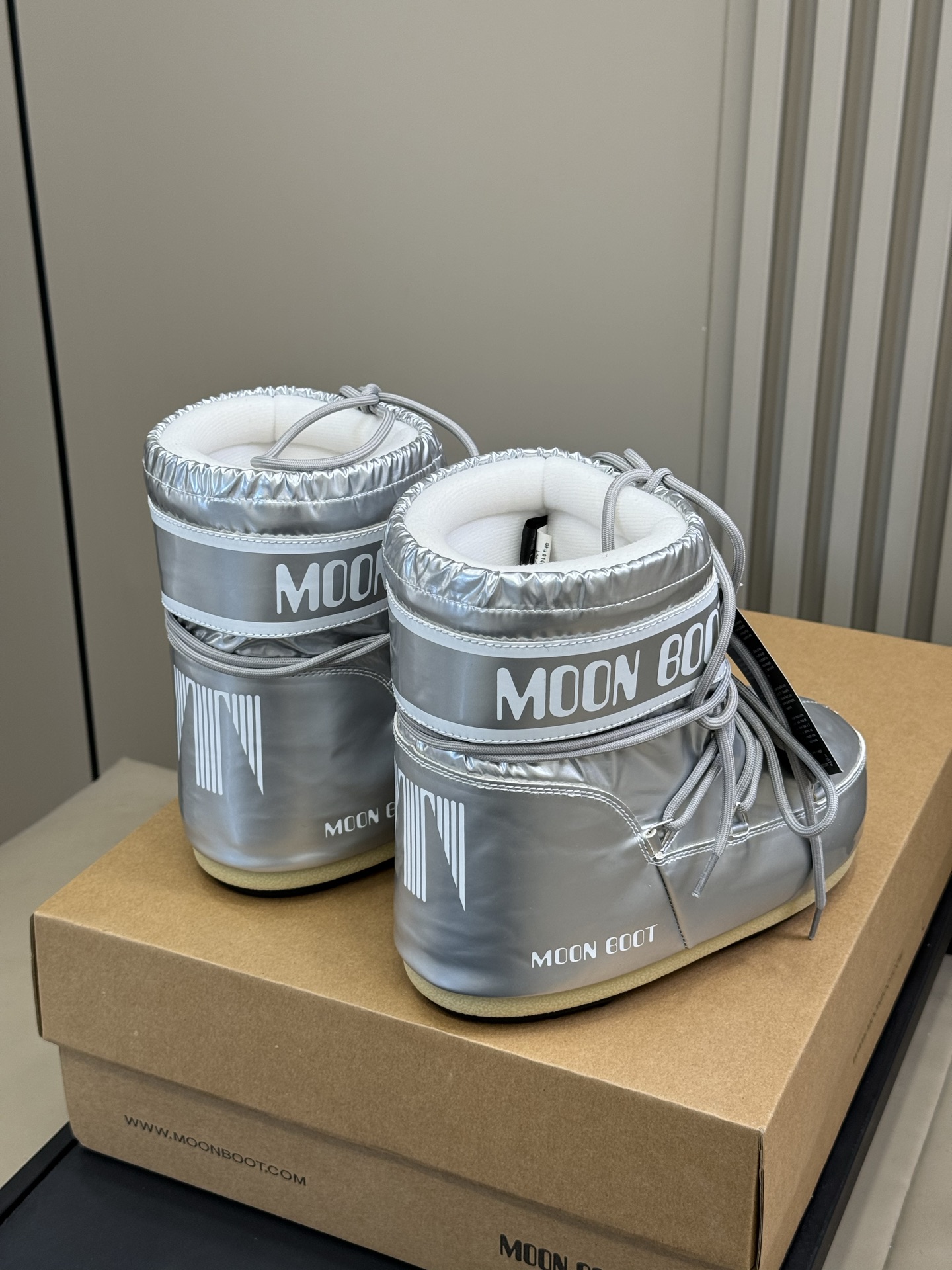 Moonboot这月亮雪地靴很出圈吗？去年这靴子看到好多辣妹子在穿搭配都是1.7的即视感！巨显腿长那种！