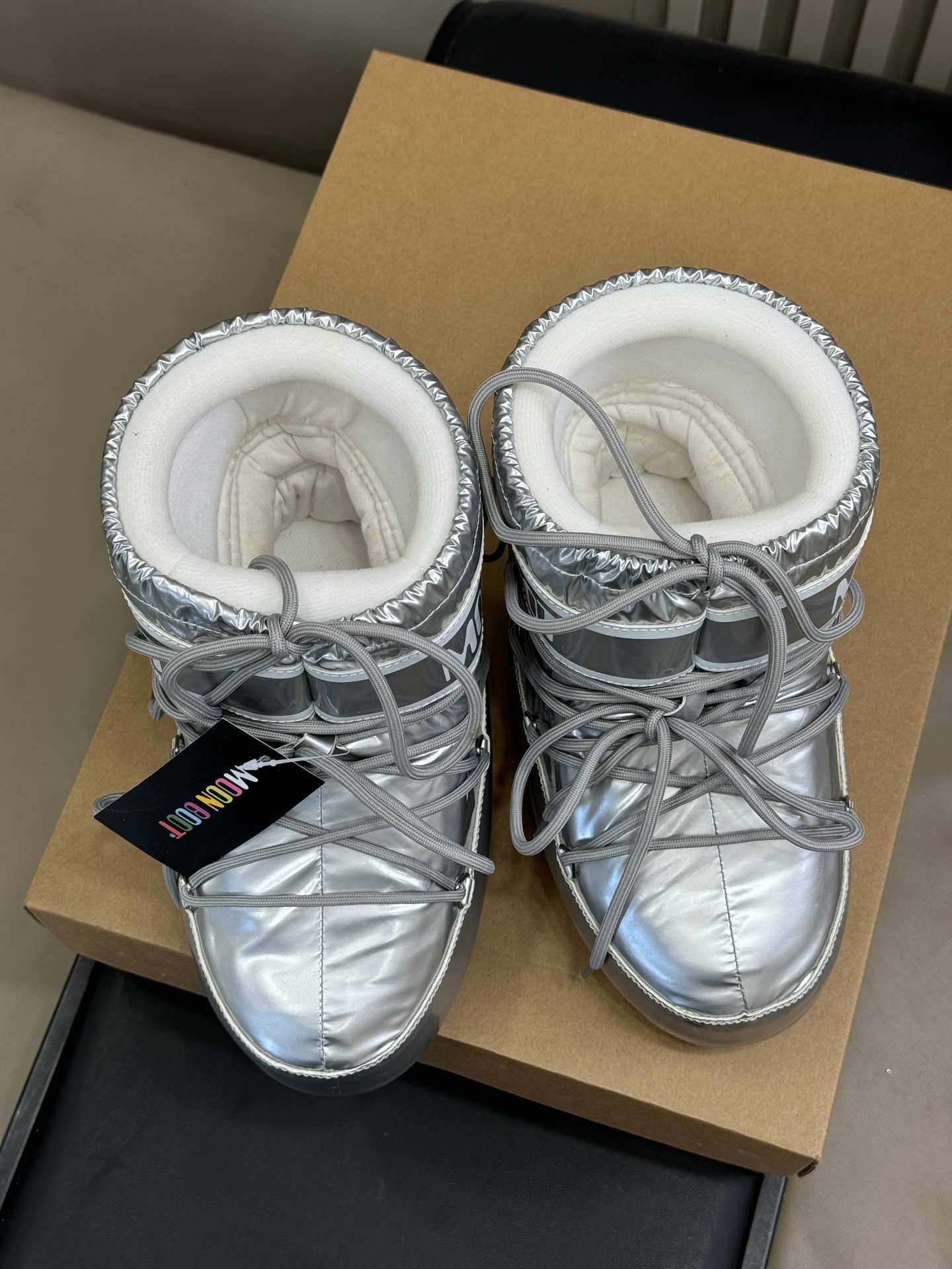 Moonboot这月亮雪地靴很出圈吗？去年这靴子看到好多辣妹子在穿搭配都是1.7的即视感！巨显腿长那种！