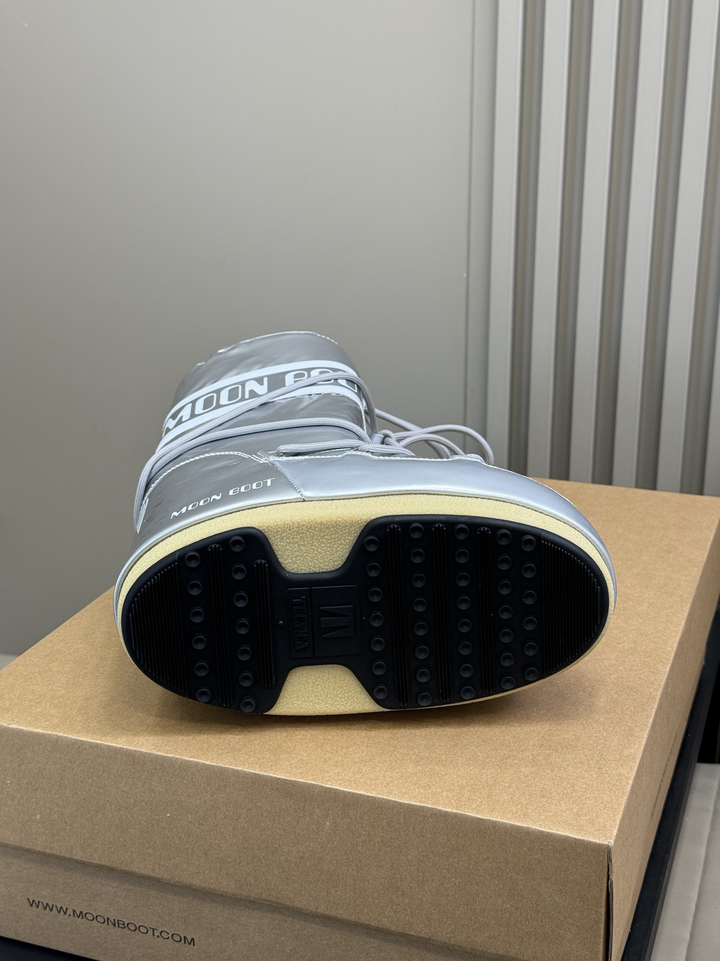 Moonboot这月亮雪地靴很出圈吗？去年这靴子看到好多辣妹子在穿搭配都是1.7的即视感！巨显腿长那种！