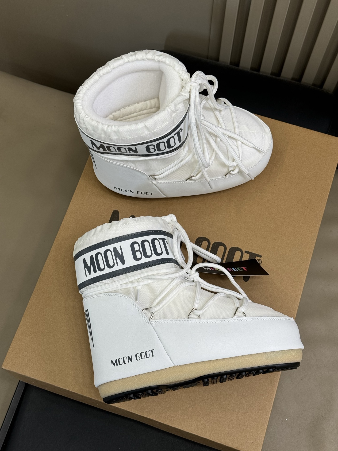 Moonboot这月亮雪地靴很出圈吗？去年这靴子看到好多辣妹子在穿搭配都是1.7的即视感！巨显腿长那种！