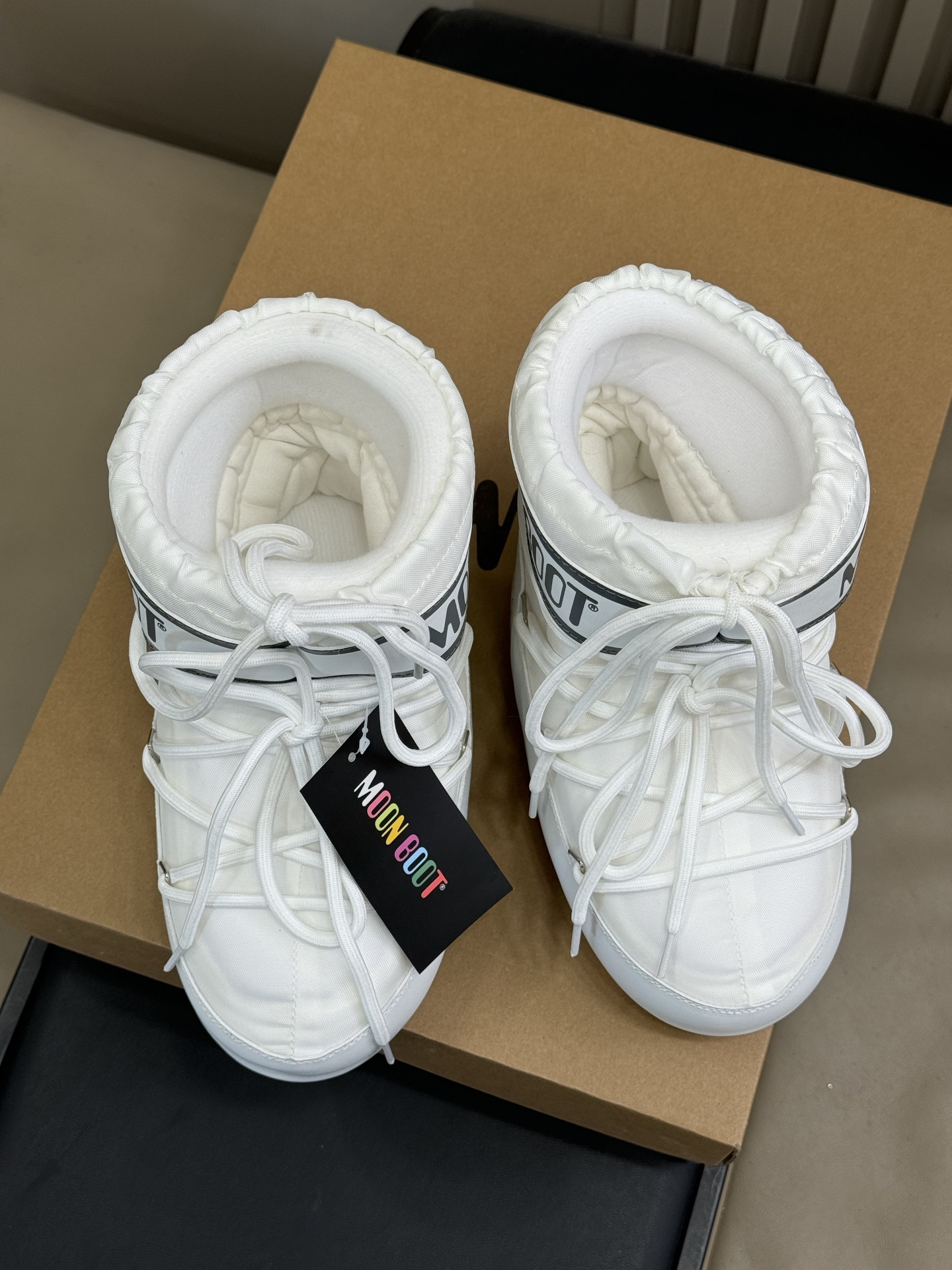 Moonboot这月亮雪地靴很出圈吗？去年这靴子看到好多辣妹子在穿搭配都是1.7的即视感！巨显腿长那种！