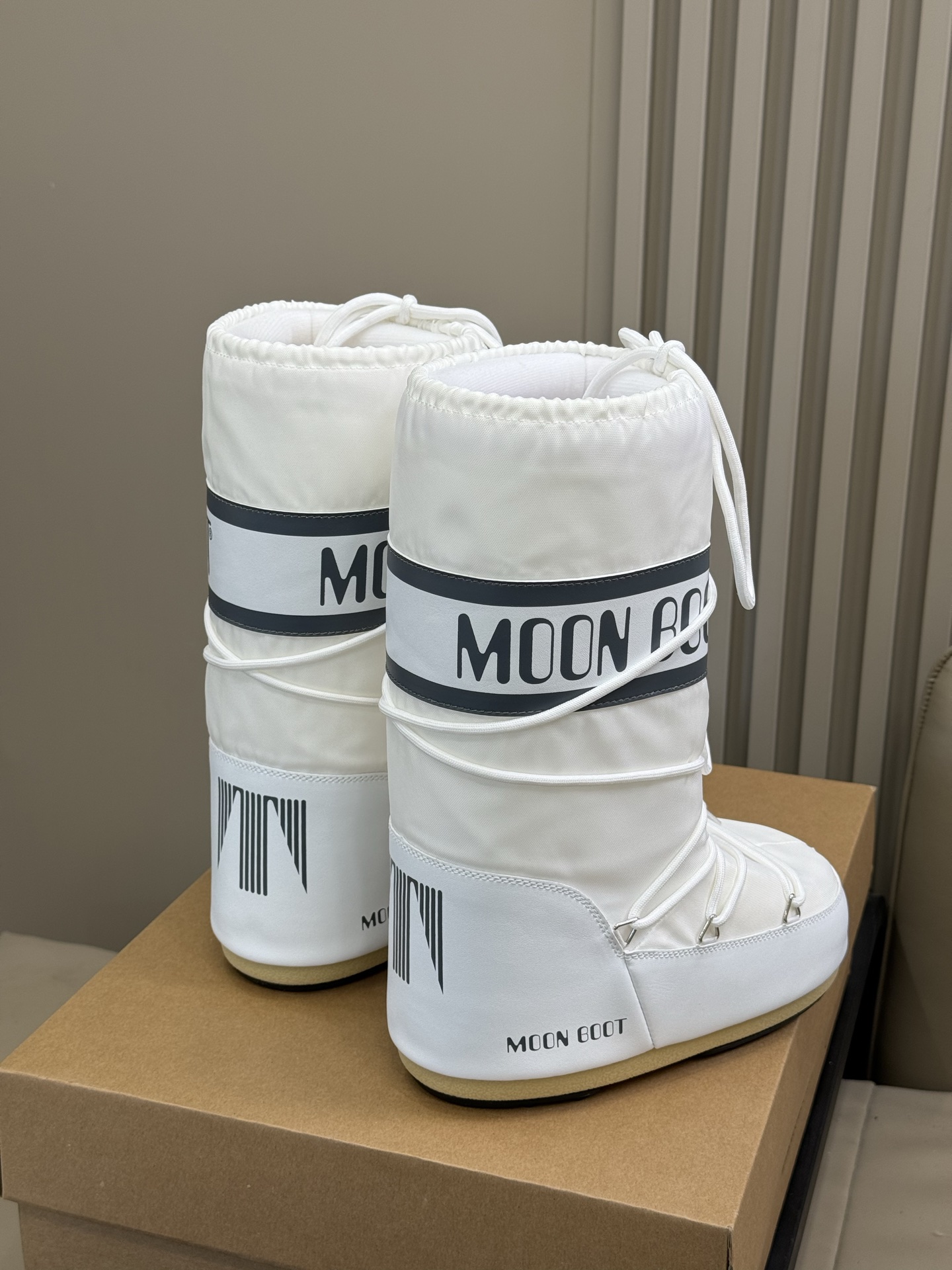 Moonboot这月亮雪地靴很出圈吗？去年这靴子看到好多辣妹子在穿搭配都是1.7的即视感！巨显腿长那种！