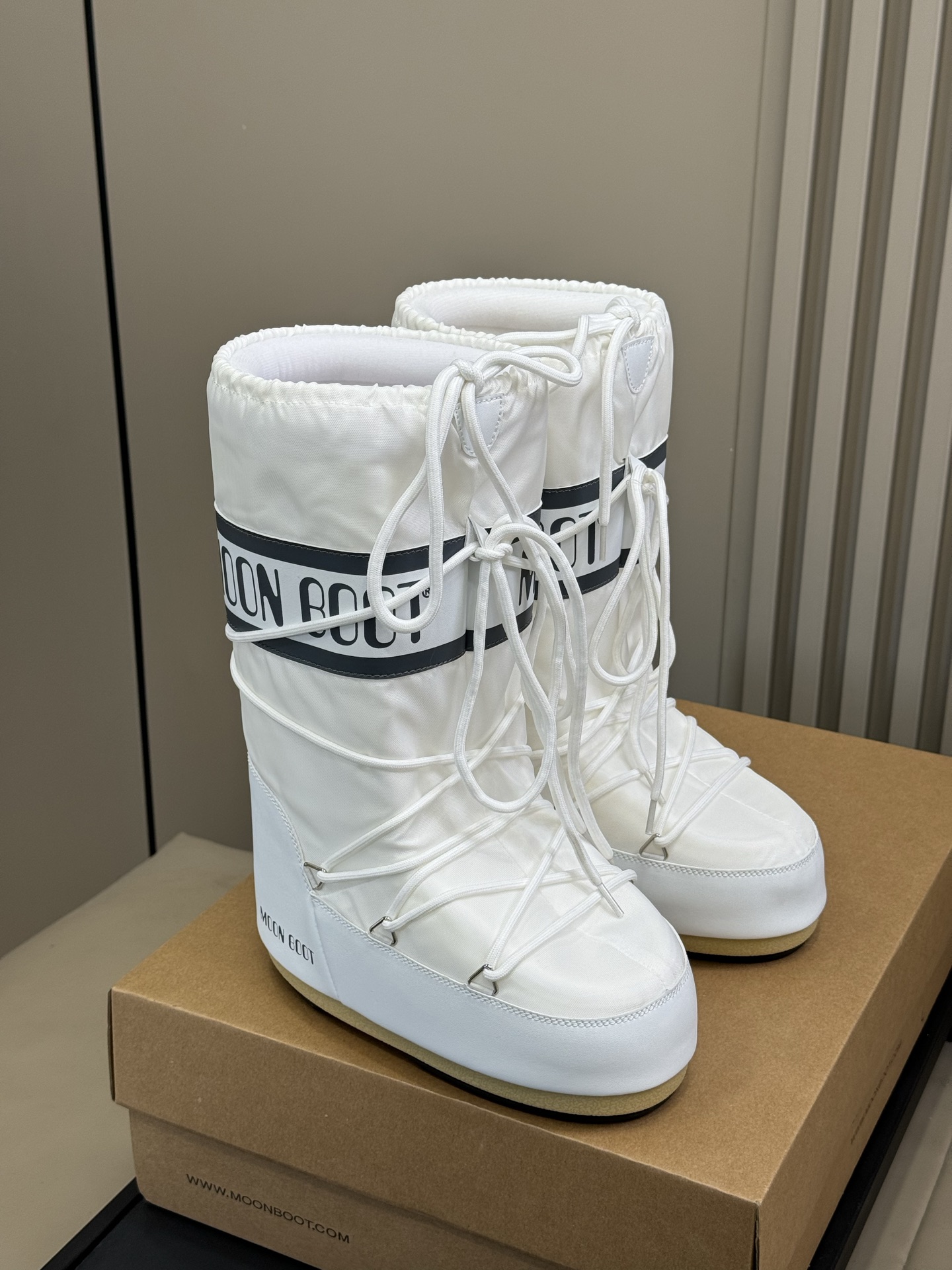 Moonboot这月亮雪地靴很出圈吗？去年这靴子看到好多辣妹子在穿搭配都是1.7的即视感！巨显腿长那种！